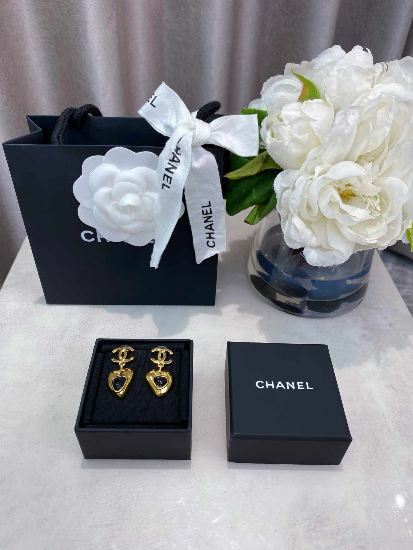 NO:633859,88180,ZP!  If you encounter your favorite Vintage, you must not miss [Fragrant Black Gold Heart Double C Earrings]. The rich black gold color scheme brings a retro atmosphere!  The quality is perfect, the hardware details are impeccably crafted, and the real thing is even more beautiful!  Highly recommended!  'Fashion is fleeting, style lasts forever' This is the charm of Vintage!  This sentence can be met but cannot be sought. This sentence is used in Ch@nel  The Vintage series is perfect for it, with timeless classic charm, in other words, retro jewelry that can be worn before, now, and in the future. So, when I usually encounter a vintage style that I like, I will definitely collect it without saying a word. And, just like an investment, Vintage that has steadily appreciated in value is so worth owning. [witty] [witty] [witty] Such a strong retro style, in today's eyes, is indeed very modern and fashionable!  ,,earrings,Cardia high-end jewelry1986090988180,ZP ！最爱的Vintage遇到绝对不能错过【香 黑金爱心双c耳环】浓郁的黑金配色,复古的气息扑面而来！质感满分 五金细节做工完美得无懈可击,实物更精美！ 非常推荐！“流行稍纵即逝,风格永存”这就是Vintage的魅力！可遇而不可求这句话用在Ch@nel Vintage系列上是再合适不过了,历时不变的经典魅力,换句话说就是以前能佩戴,现在佩戴,将来还能佩戴的复古饰品.So,一般遇到我喜欢的Vintage款式,二话不说,绝对会收藏,而且,就像投资一样,稳健升值的Vintage,你太值得拥有了[机智][机智][机智]这样一股浓烈的复古风,在现在看来确是特别得赋有现代的时尚感！,,earrings,卡迪亚高端饰品,Jewelry