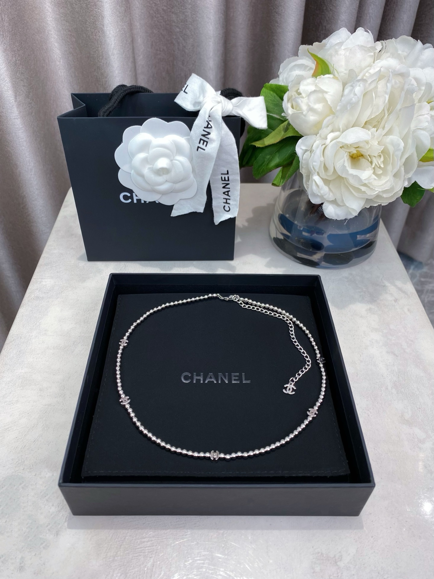 NO:765995,88200 [Fragrant Silver Beads 5 Small C Necklace] Fashionable and simple, very classic style!  Minimalist yet creative design, super versatile!  Very fairy, very soft, elegant!  Because of the extremely simple design, the more you have to do it well, the more retro Hong Kong style will come out, a mid-century Vintage style, minimalist but not simple, with a fashionable personality and temperament, very suitable for daily matching, necklace, Cartier high-end jewelry1986090988200【香 银珠5小c项链】时尚简约,非常经典的款式！极简又很有创意的设计,超级百搭！非常仙,非常柔美,落落大方！因为极其简单的设计,越是要做好,才有那种复古的港风味道出来,一股中古风Vintage范,极简而不简,个性时髦气质,非常适合日常搭配,,necklace,卡迪亚高端饰品,Jewelry