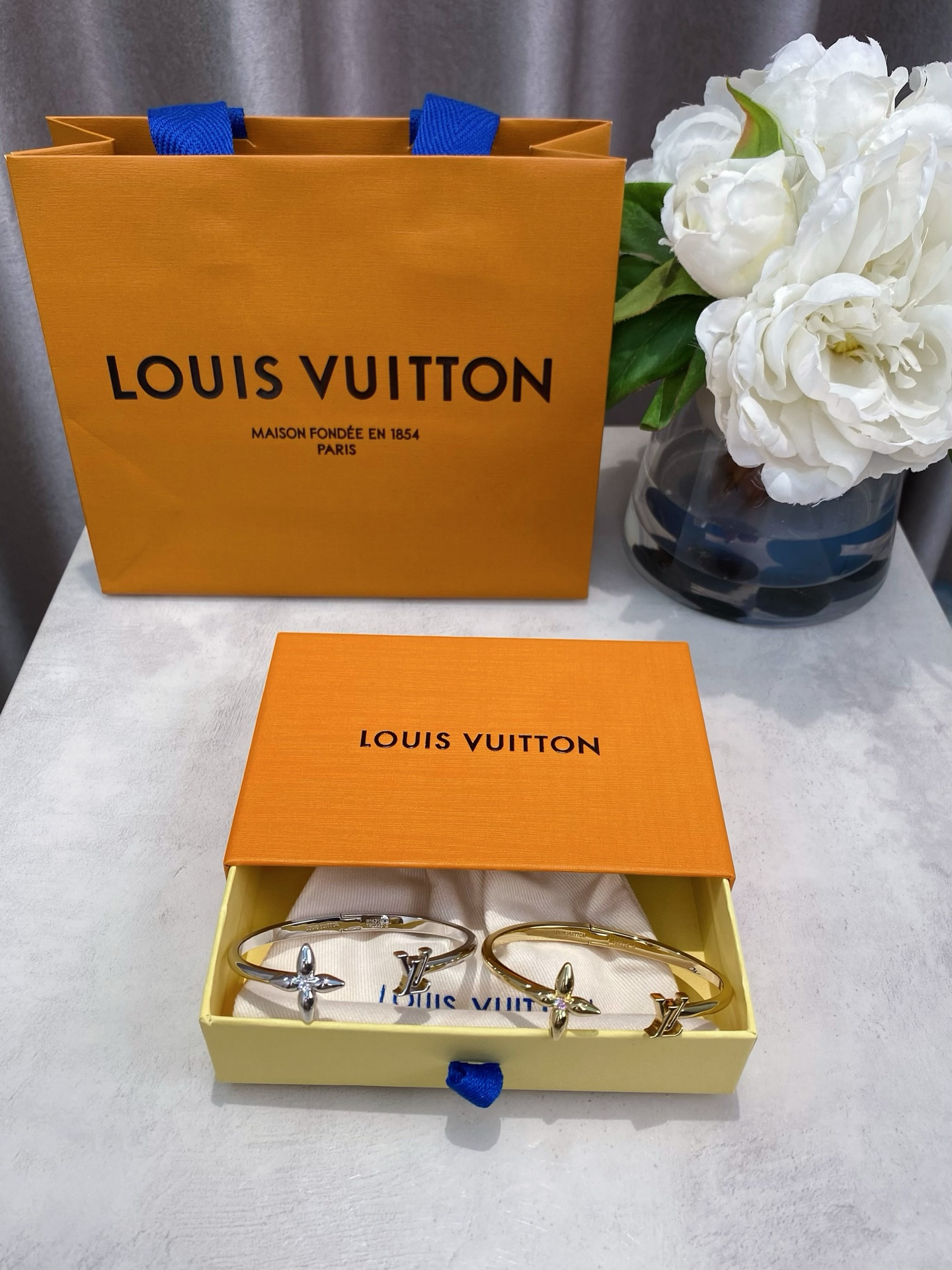 NO:857285,88220,ZP!  Large quantity, consult customer Fu. Gold, silver [L green pink crystal flower letter gold open bracelet] open design, easy to wear, love it, eye-catching pink diamond presbyopia pattern LV classic logo echoes each other, the jewelry looks exquisite and high-end, the more you look at it, the more you like it. It adds a delicate finishing touch to the look, super recommended, Louis Vuitton, Bracelet, Cartier high-end jewelry1986090988220,ZP ！量大咨询客Fu 金色,银色【L绿 粉色水晶花卉字母金色开口手镯】开口设计,很好佩戴爱了爱了让人眼前一亮粉钻老花图案LV经典logo相互呼应,戴出珠宝既视感精致高级,越看越喜欢为造型增添精致的点睛之笔,超级推荐值得入手,,louis vuitton,bracelet,卡迪亚高端饰品,Jewelry