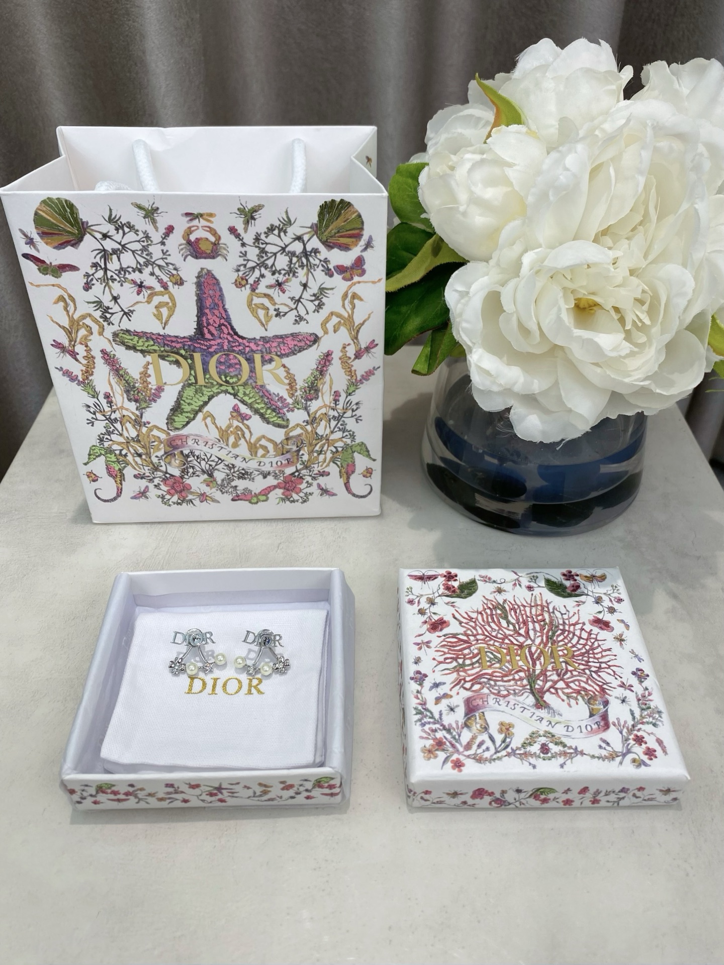 NO:766012,88180 [D!or letter pearl star four-leaf clover earrings] 25 spring and summer latest series, I am really obsessed with this season ~ My wife is so beautiful that I can’t put it down, every upper body is particularly beautiful, I especially like the DIOR letters when I see it, the lower row of four-leaf clover + five-pointed star arrangement is embellished, the upper ear is so gentle and fairy, super beautiful, highly recommended, dior, Cartier high-end jewelry1986090988180【D!or字母珍珠星星四叶草耳钉】25春夏最新系列我真的沦陷在这个季度里了～太太太美了爱不释手,每一款上身都特别的好看,看到就特别喜欢DIOR字母,下排四叶草+五角星排列点缀,上耳好温柔好仙,超美强烈推荐,,dior,卡迪亚高端饰品,Jewelry