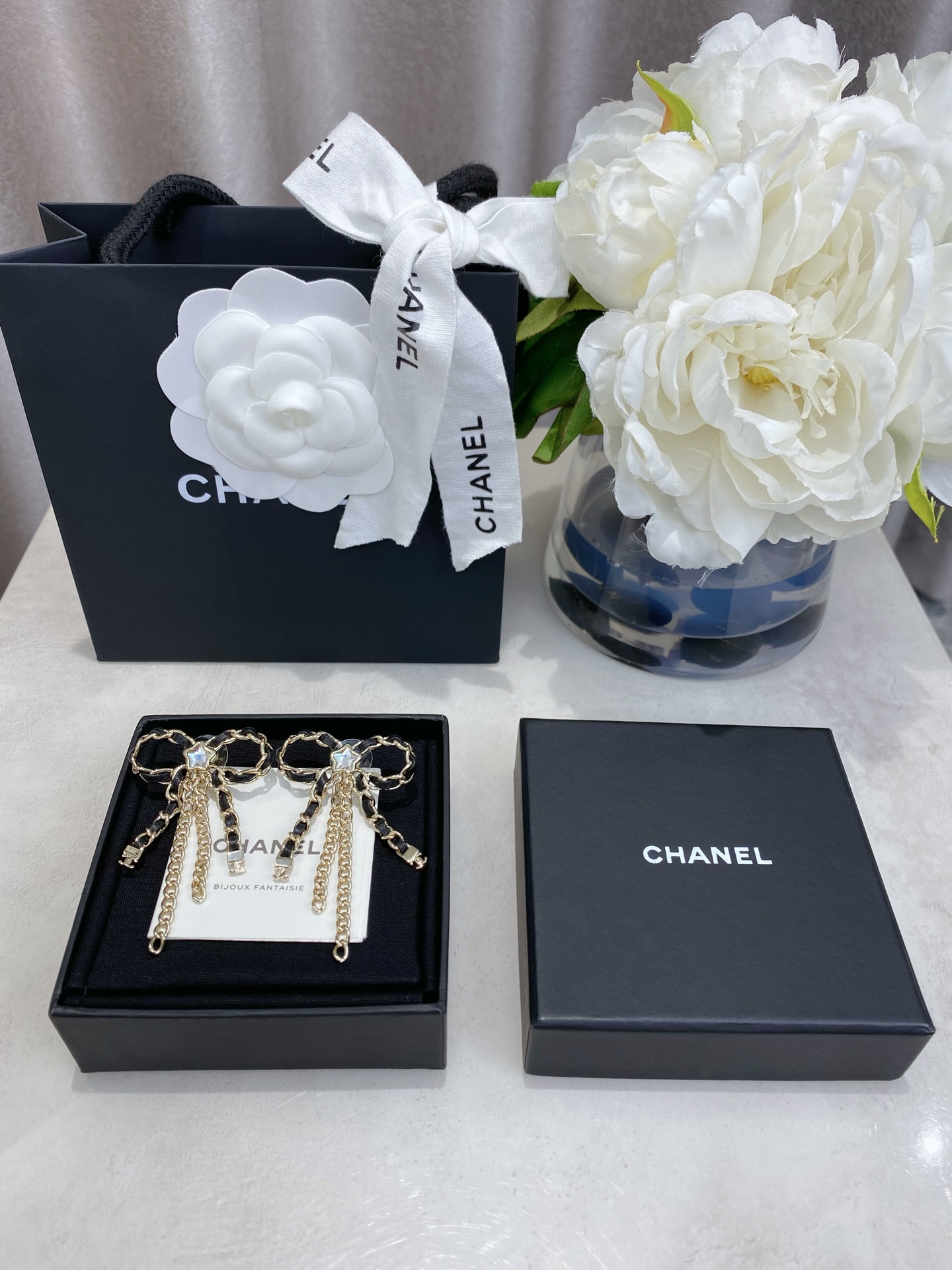 NO:754769,88200,ZP!  [Fragrant black leather bow tassel earrings] 25 autumn and winter latest series!  The first exclusive spot on the entire network, the old rules are first come, first served!  Super beautiful and super fairy ZP specially customized five-pointed Swarovski crystal + lambskin + chain, super Bling heavy industry!  Smart and sweet summer outfits will double your sense of luxury. Don’t miss it!  Must-have,,earrings,sheepskin,Cardia high-end jewelry1986090988200,ZP ！【香 黑皮蝴蝶结流苏耳环】25秋冬最新系列！全网首发独家现货老规矩,先到先得！超美超仙一致ZP特别定制的五角星施华洛水晶+小羊皮+链条,超级Bling重工！灵动又甜飒夏日穿搭高级感倍增富家千金千万不要错过啦！必冲,,earrings,sheepskin,卡迪亚高端饰品,Jewelry