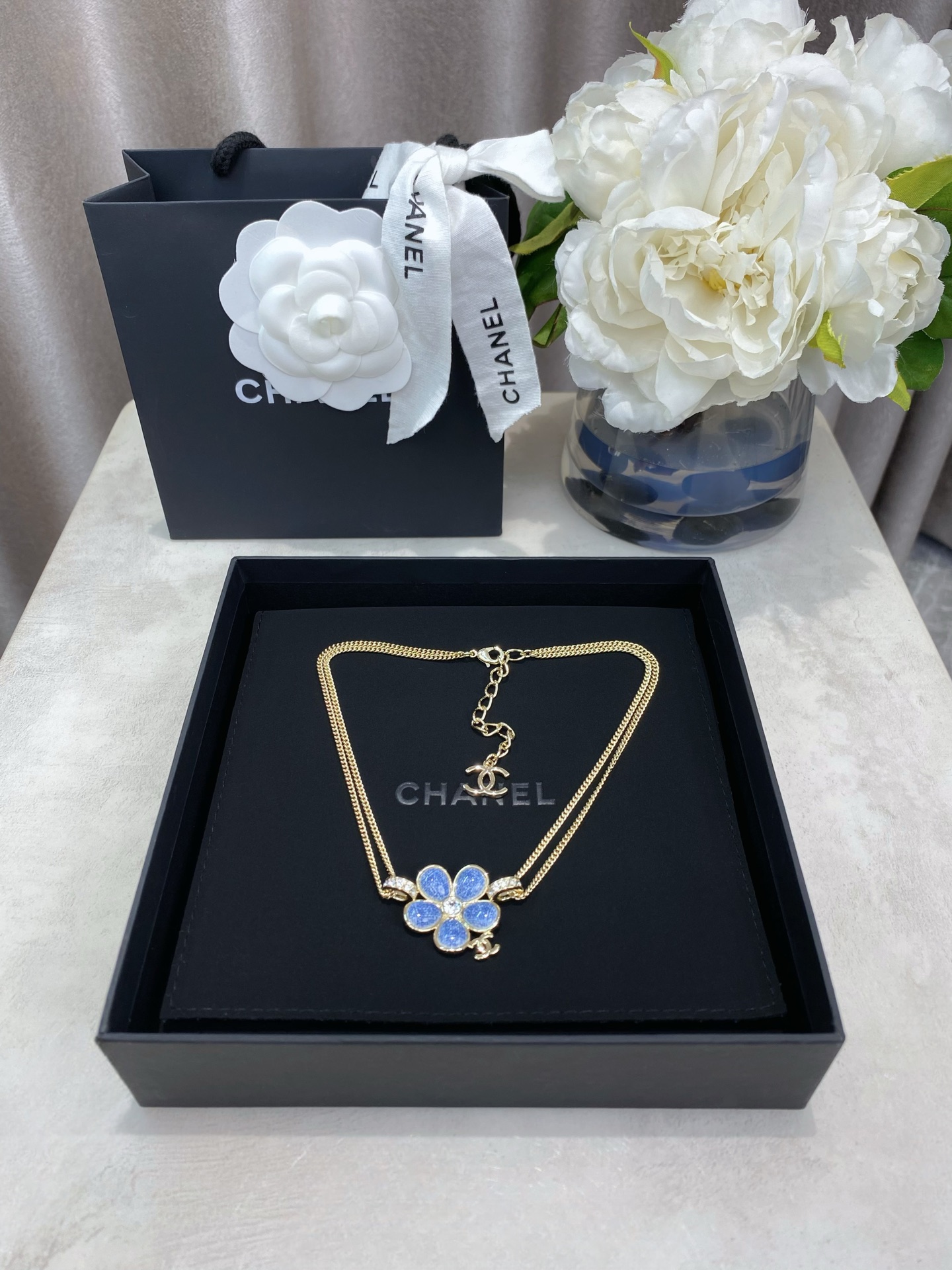 NO:677853,88200,ZP!  [Fragrant Imitation Denim Flower Pendant C Necklace] Xin Zhilei’s same 26 early spring most popular imitation denim series debuts on the entire network!  The old rule is first come first served. I love it so much. Super out of stock!  Huge, huge, hard to buy!  I'm really sorry if I don't buy it. I have customized the material for a long time. It has a great imitation denim effect. The effect is so amazing. The texture of the denim fabric is made with blue camellia in detail. It is really beautiful. The spring and summer atmosphere makes the upper body fresh and beautiful! It looks great!  The whole series is being shipped one after another, and it is highly recommended to keep it for yourself, necklace, and Cartier high-end jewelry.1986090988200,ZP ！【香 仿牛仔花花吊c项链】辛芷蕾同款26早春最爆款仿牛仔系列全网首发！老规矩先到先得太爱啦超级断货王！巨巨巨难买！不买真心对不起自己定制了好久的材料,超赞的仿牛仔效果,效果太惊艳了,细致的做出了牛仔布料肌理纹蓝色茶花,真心太美了春夏气息拉上身清新貌美巨巨巨好看！全系列陆续出货中强烈推荐闭入自留哇,,necklace,卡迪亚高端饰品,Jewelry