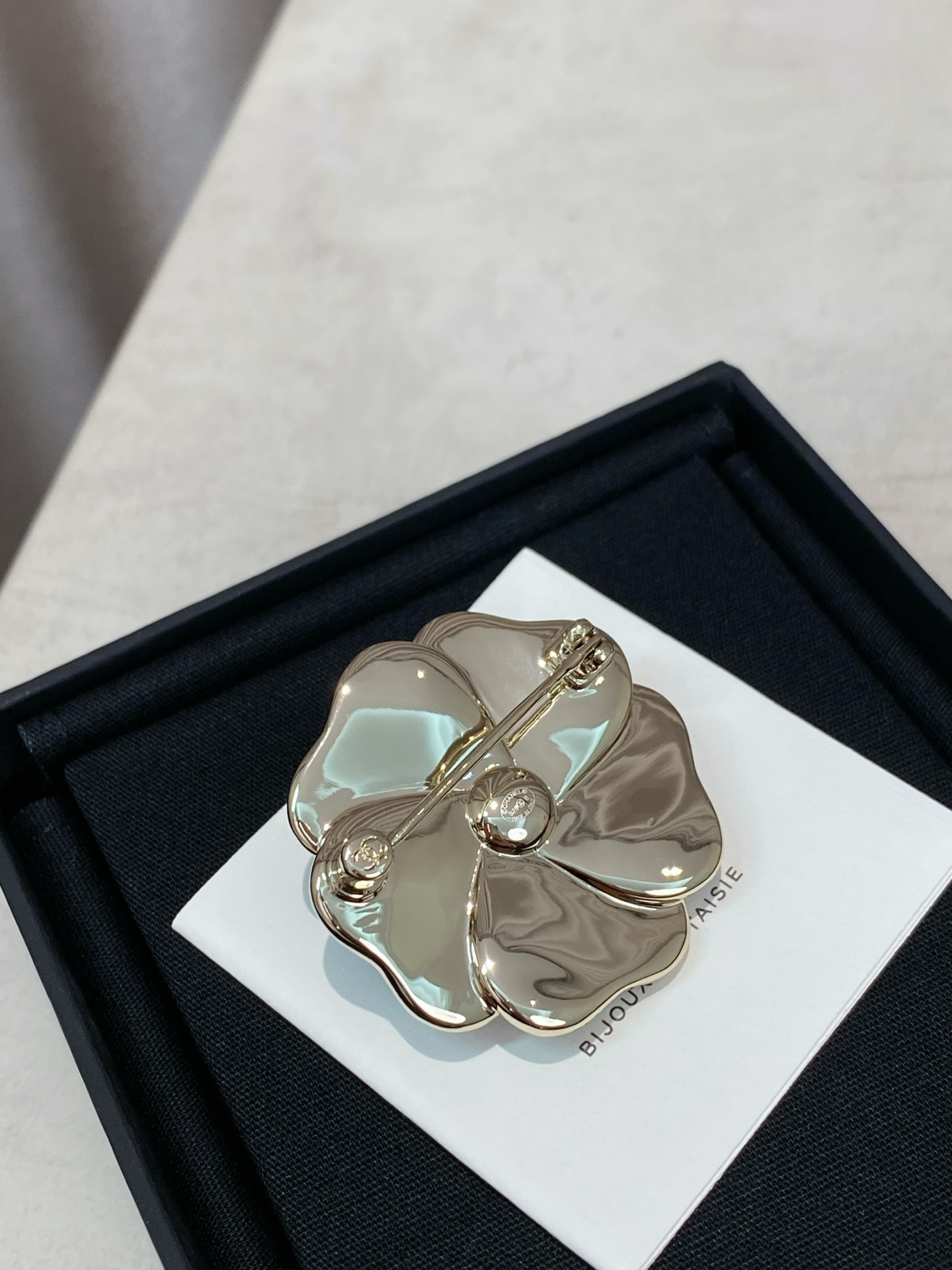 Chanel 高品质 细节如图 香 黑/粉山茶花双c胸针25B秋冬最新款 最新款全网首发现huo 哇哇