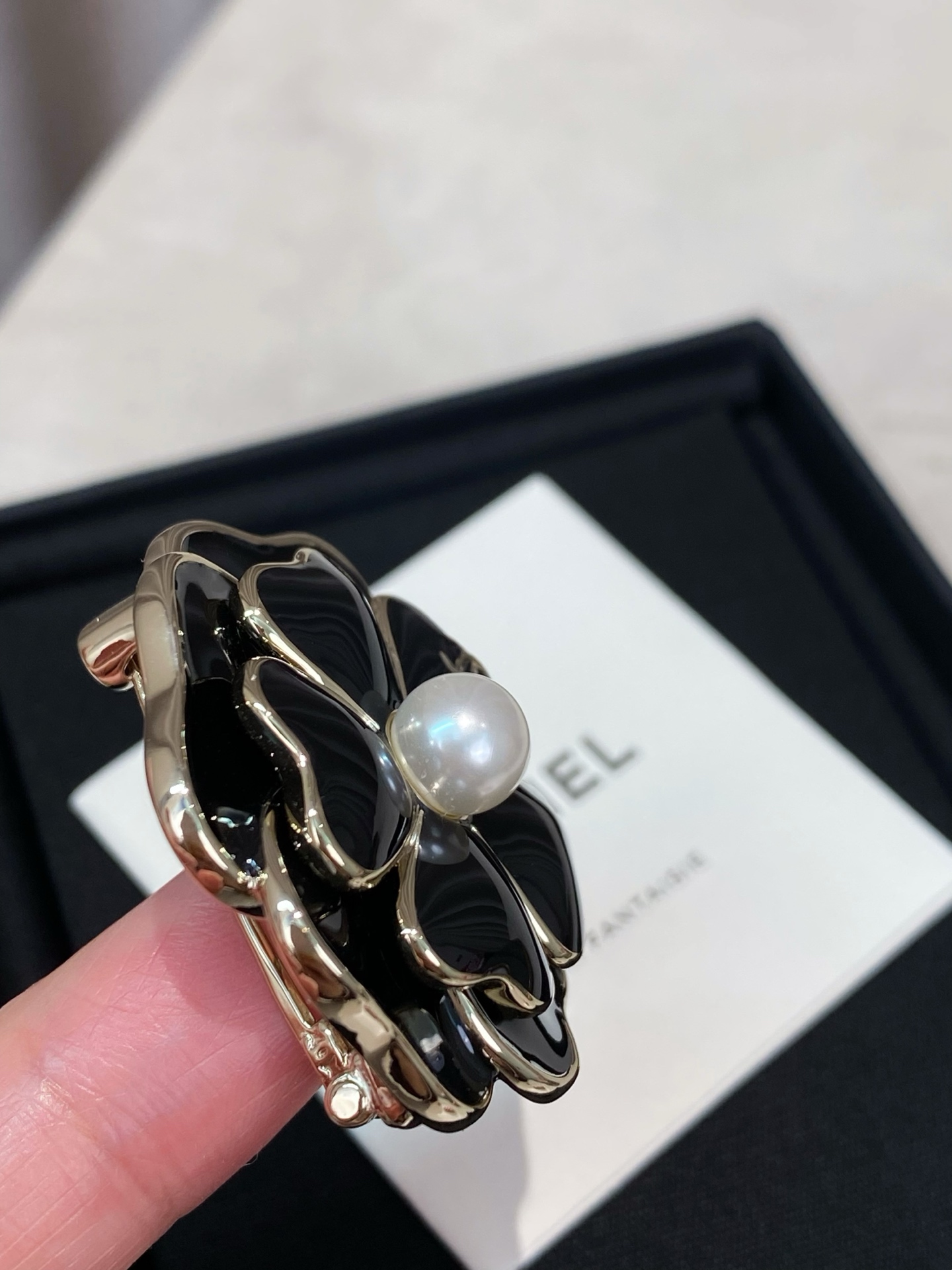 Chanel 高品质 细节如图 香 黑/粉山茶花双c胸针25B秋冬最新款 最新款全网首发现huo 哇哇