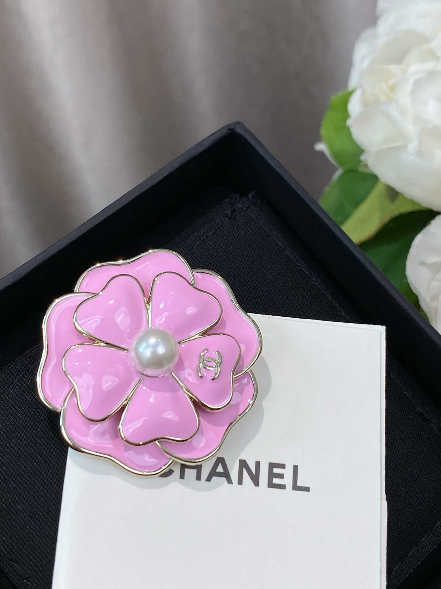 Chanel 高品质 细节如图 香 黑/粉山茶花双c胸针25B秋冬最新款 最新款全网首发现huo 哇哇