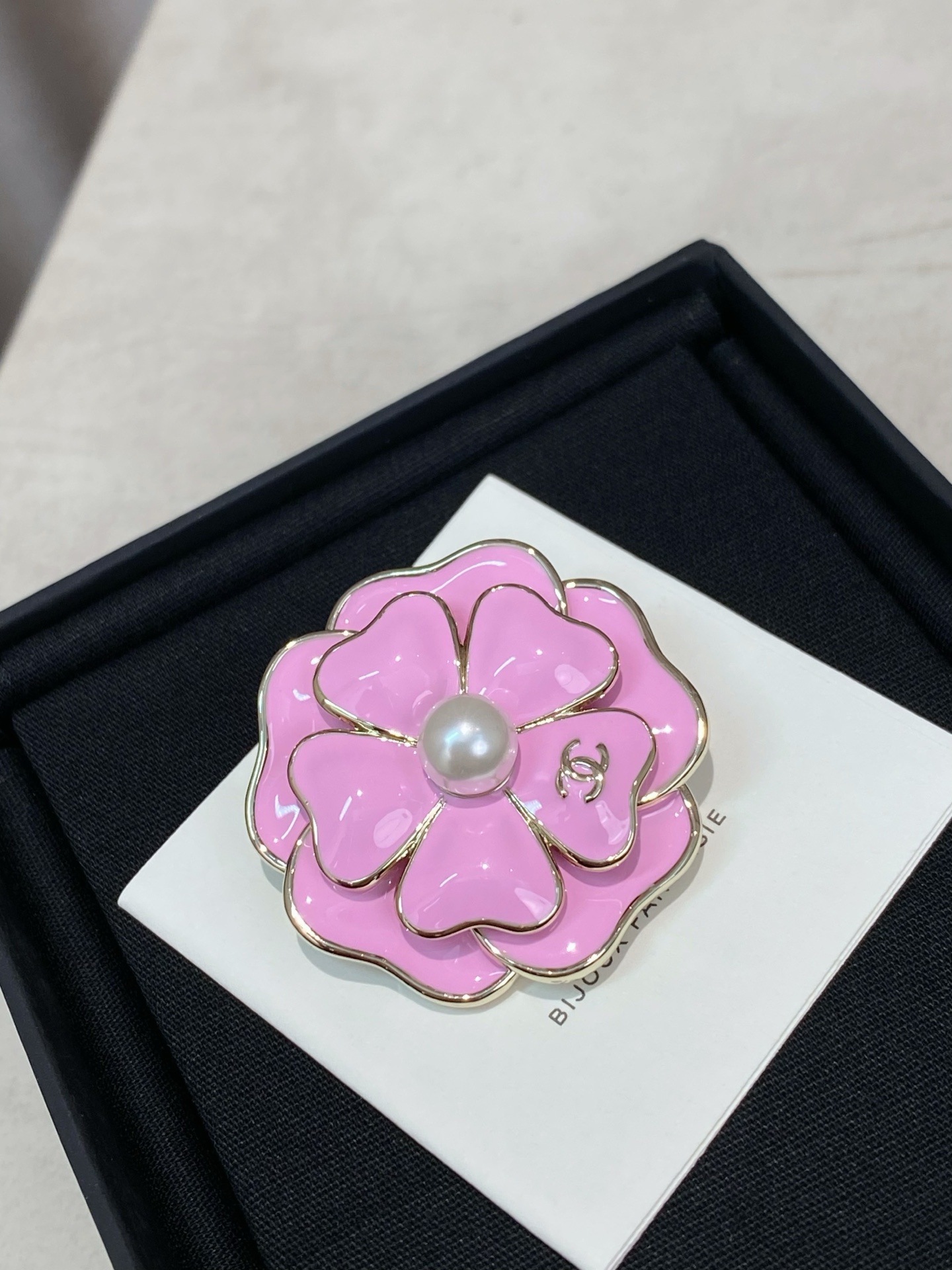 Chanel 高品质 细节如图 香 黑/粉山茶花双c胸针25B秋冬最新款 最新款全网首发现huo 哇哇