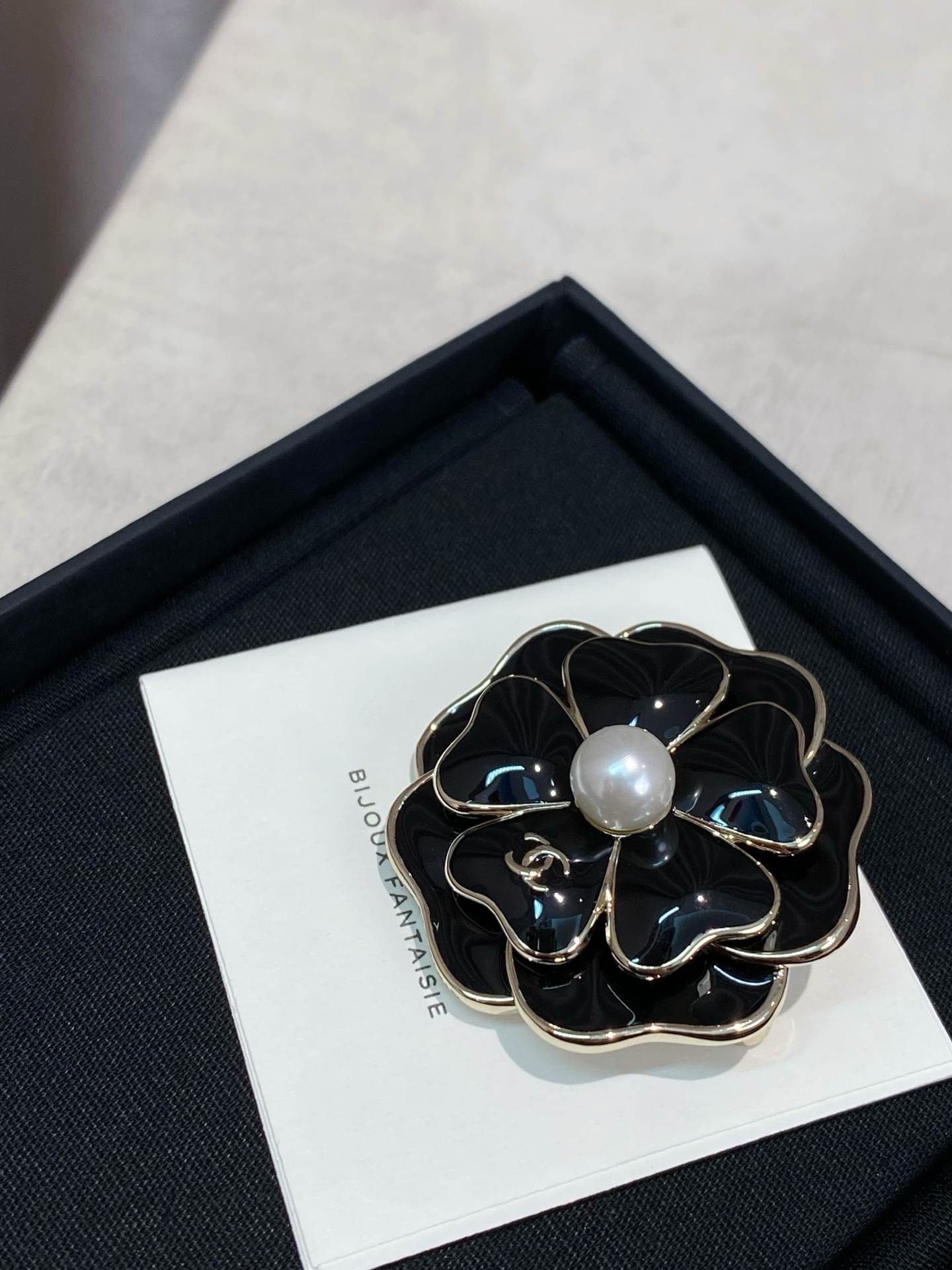 Chanel 高品质 细节如图 香 黑/粉山茶花双c胸针25B秋冬最新款 最新款全网首发现huo 哇哇