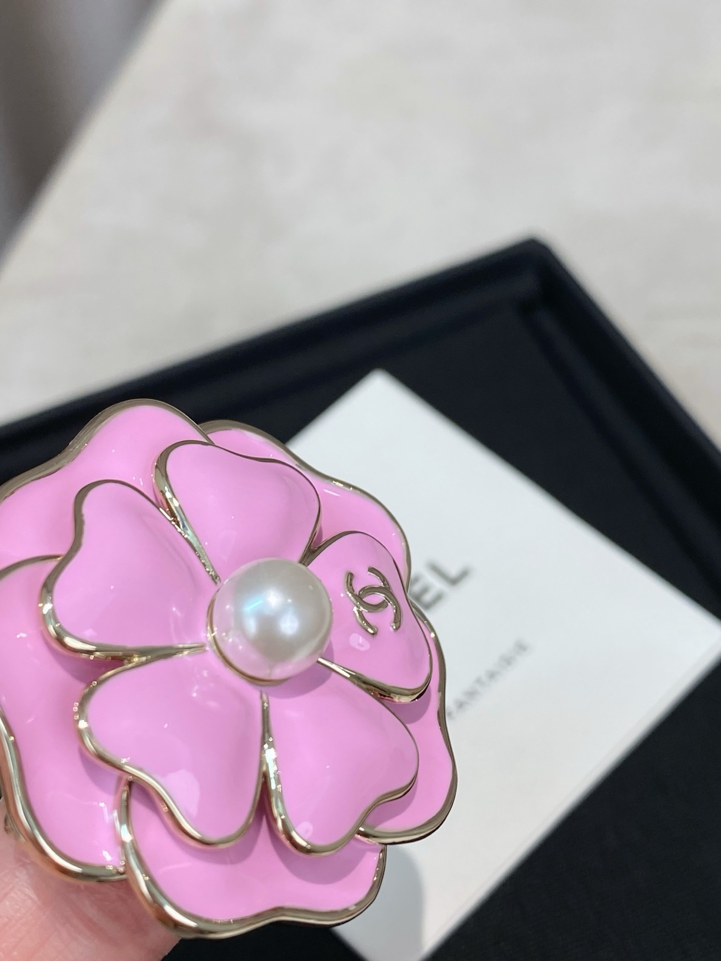 Chanel 高品质 细节如图 香 黑/粉山茶花双c胸针25B秋冬最新款 最新款全网首发现huo 哇哇