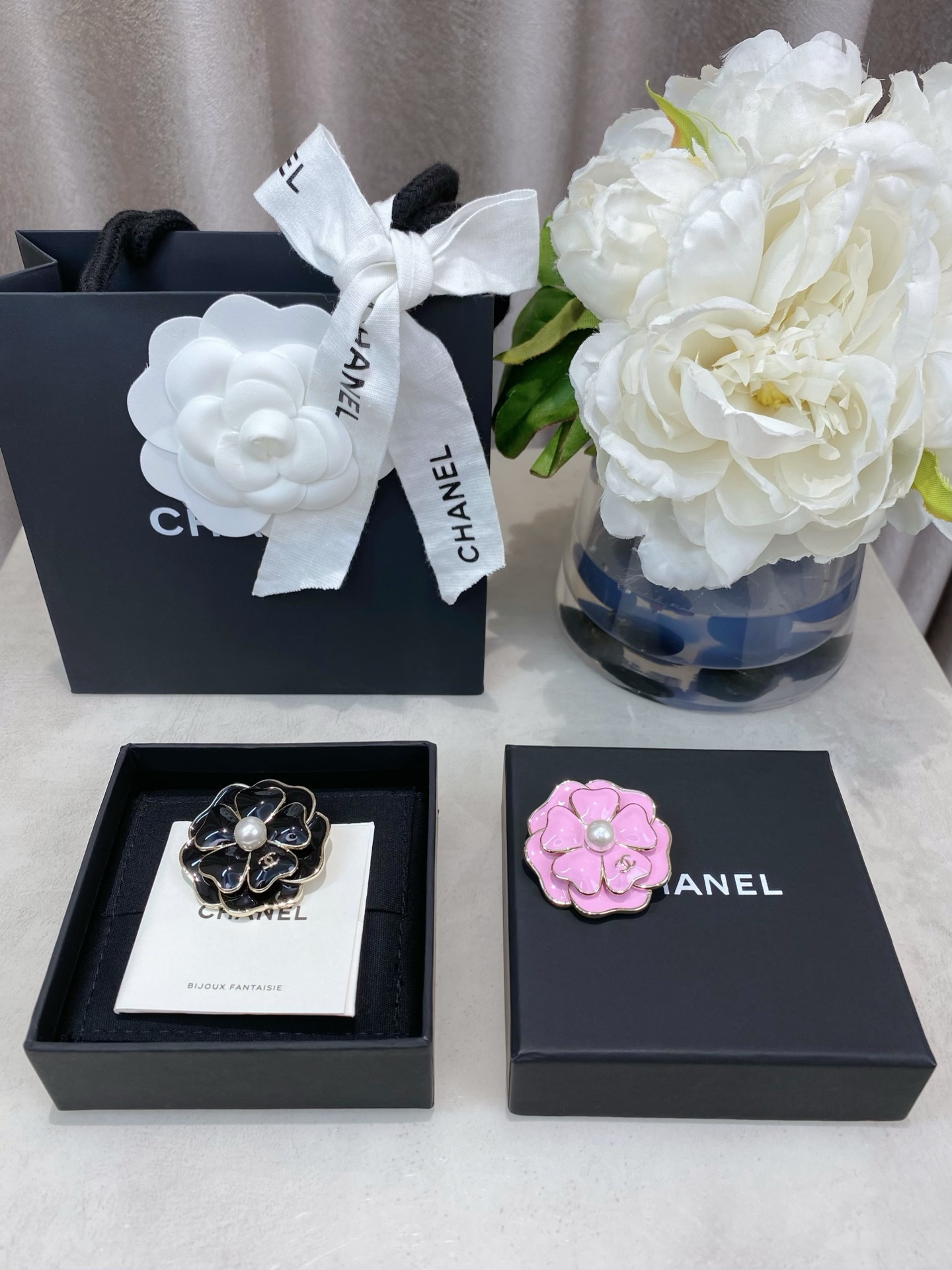 Chanel 高品质 细节如图 香 黑/粉山茶花双c胸针25B秋冬最新款 最新款全网首发现huo 哇哇