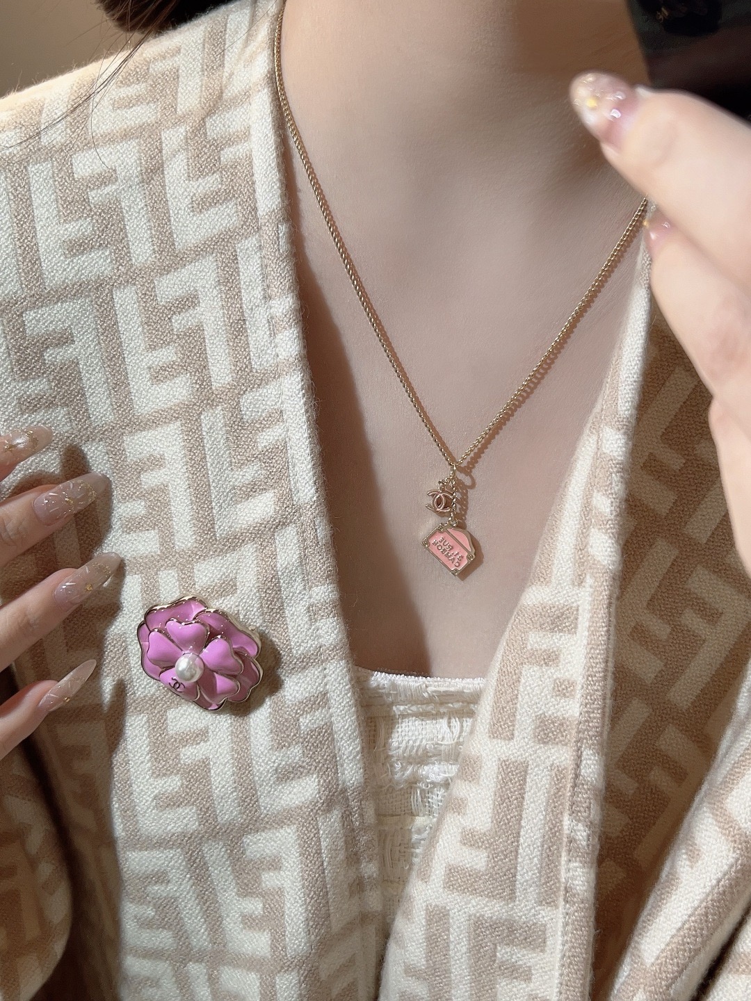 Chanel 高品质 细节如图 香 黑/粉山茶花双c胸针25B秋冬最新款 最新款全网首发现huo 哇哇