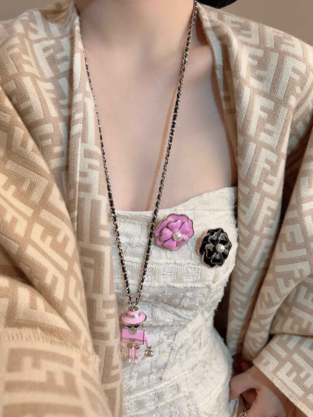 Chanel 高品质 细节如图 香 黑/粉山茶花双c胸针25B秋冬最新款 最新款全网首发现huo 哇哇