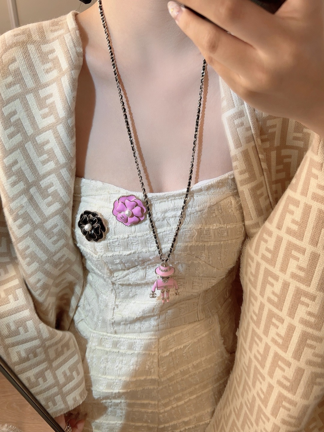Chanel 高品质 细节如图 香 黑/粉山茶花双c胸针25B秋冬最新款 最新款全网首发现huo 哇哇
