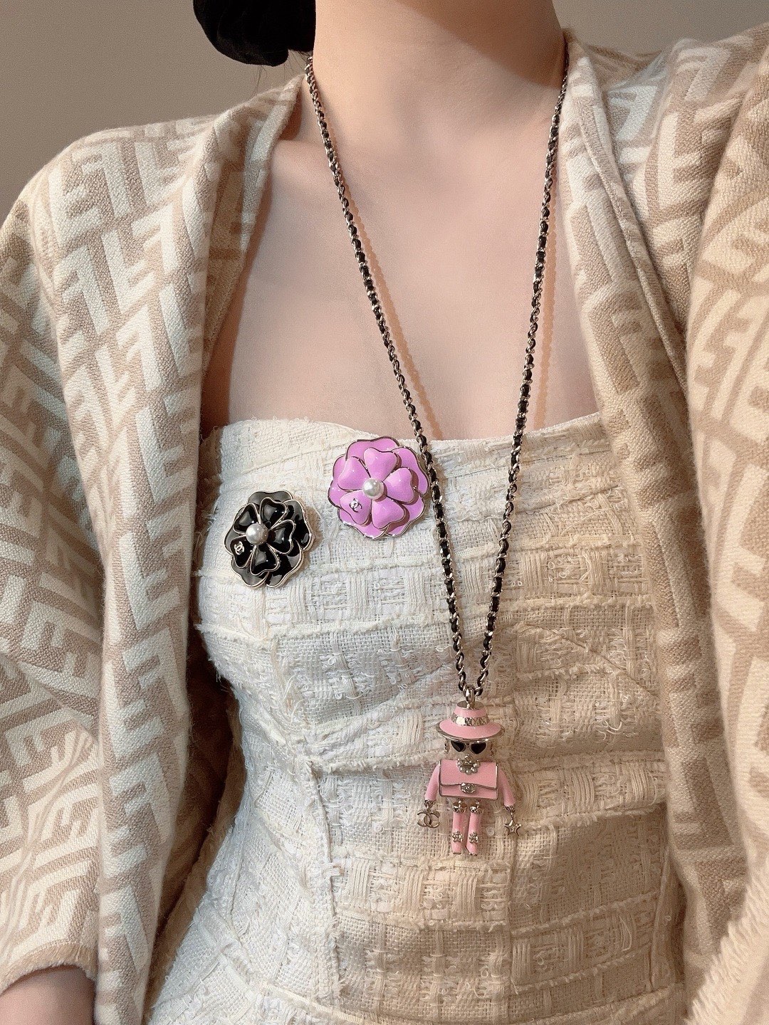 Chanel 高品质 细节如图 香 黑/粉山茶花双c胸针25B秋冬最新款 最新款全网首发现huo 哇哇