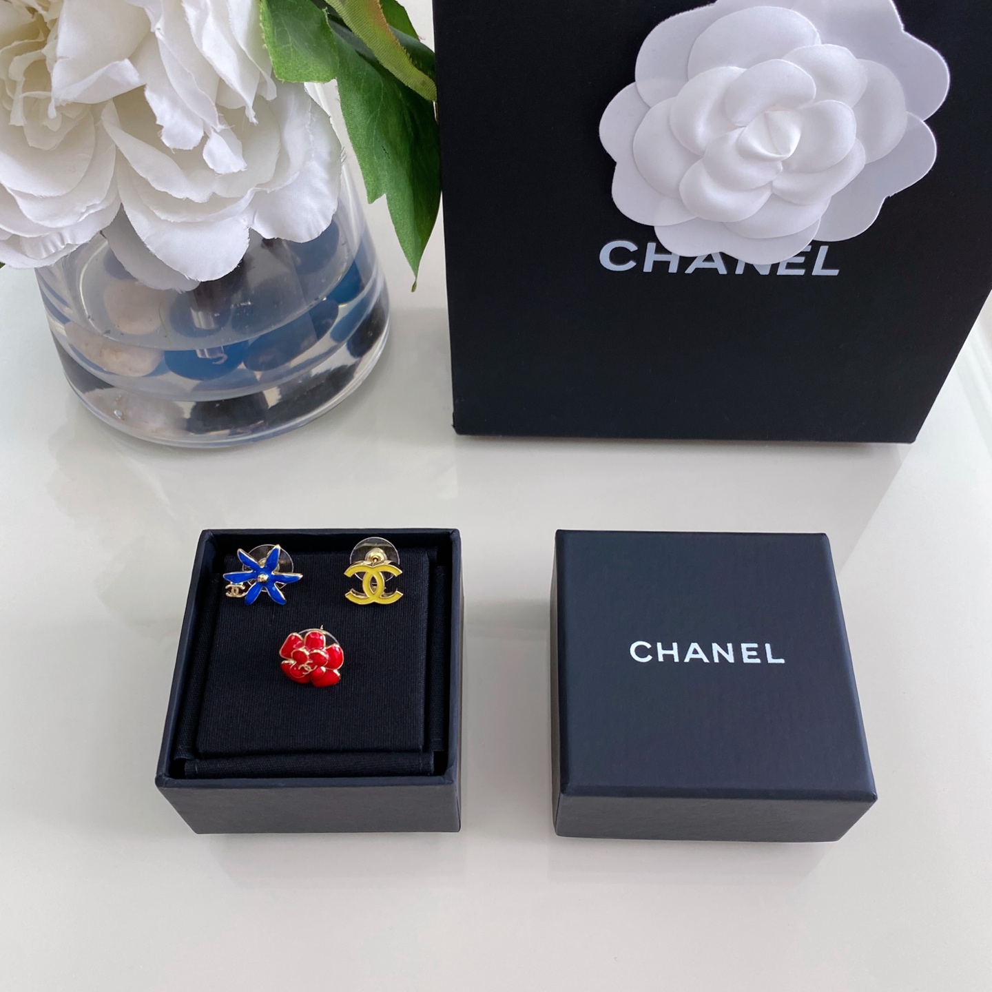 NO:720758,88180.ZP!  For large quantities, please consult customer service [Xiang]  Three-piece set of early spring earrings] The latest and most beautiful series of early spring 26 is now available online for the first time. The three-piece set has an asymmetrical design. It hides the azure starfish and red camellia in the ears. The bright red, blue and yellow contrasting colors are bright and eye-catching. It is exquisite and fashionable. It can be worn for commuting and vacation. French elegance and playfulness can be mastered with one click. It is a treasure that fills the daily atmosphere and sophistication. It is a treasure item that is highly recommended for everyone. Cartier high-end jewelry1986090988180.ZP ！量大咨询客Fu【香 三件套早春耳钉】26早春最新款绝美系列全网首发现货三件套不对称设计,绝了把蔚蓝海星与红山茶花藏进耳畔,明艳红蓝黄撞色,色彩鲜艳超吸睛,精致又时髦通勤度假皆可戴,法式优雅与俏皮感一键拿捏上身巨美巨好看是日常氛围感与精致感拉满的宝藏单品强烈推荐人手必备,,卡迪亚高端饰品,Jewelry