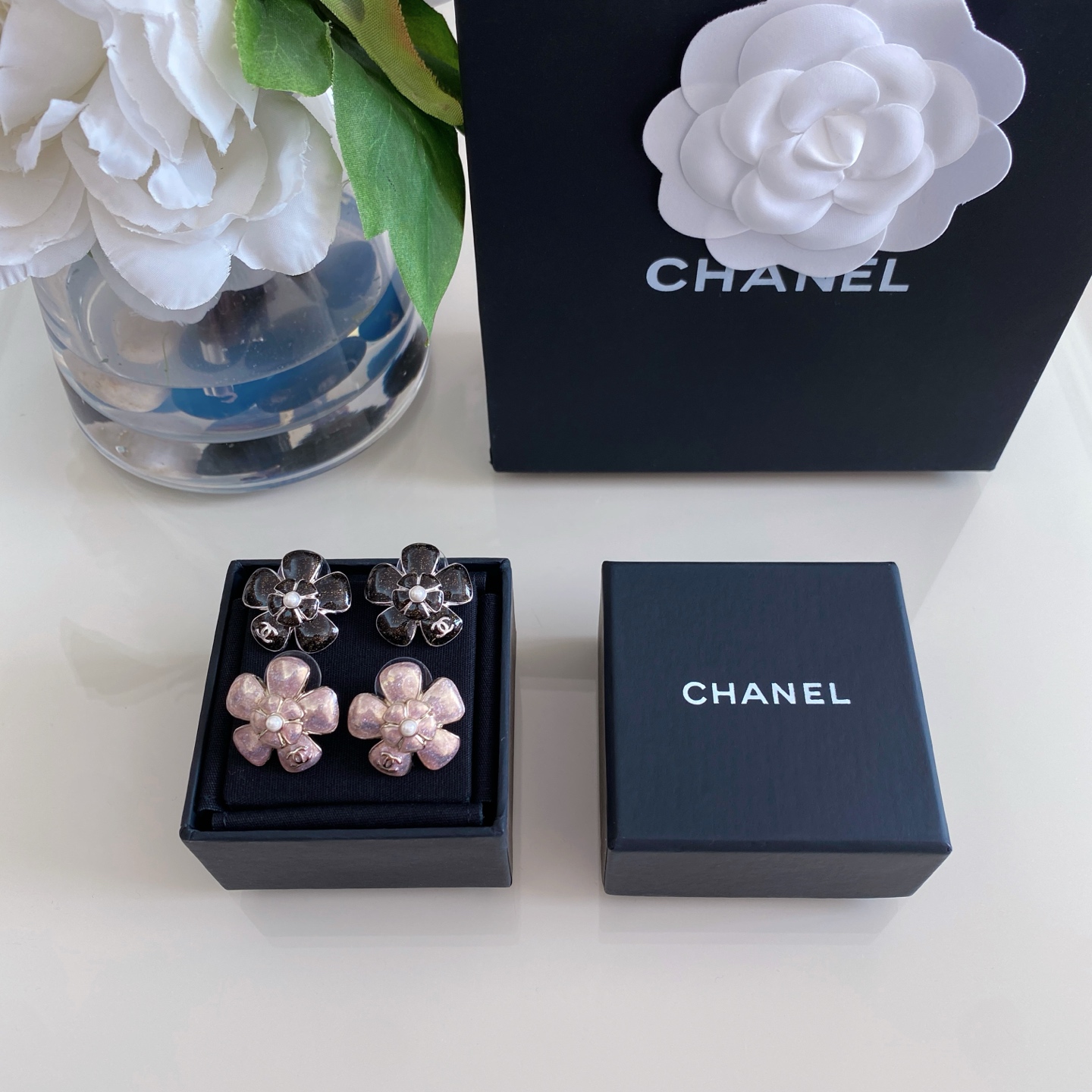 NO:754766,88180, gold powder, silver and black fragrance, double-layered camellia pearl earrings] this season’s hot-selling romantic early spring atmosphere classic camellia enamel glitter, glass-like light, sweet but not greasy and a little lively, it has a girly feel and is versatile for commuting and dating!  Designers are really showing off this season, every style is something I want to collect with my eyes closed [witty], Cartier high-end jewelry1986090988180,金粉,银黑香 双层山茶花珍珠耳钉】本季爆款浪漫的早春氛围经典的茶花珐琅闪粉,琉璃般的光感,甜而不腻还带着点小活泼,把少女感拿捏得死死的通勤约会都百搭！这季设计师真的开了挂,每款都想冲闭眼收藏[机智],,卡迪亚高端饰品,Jewelry