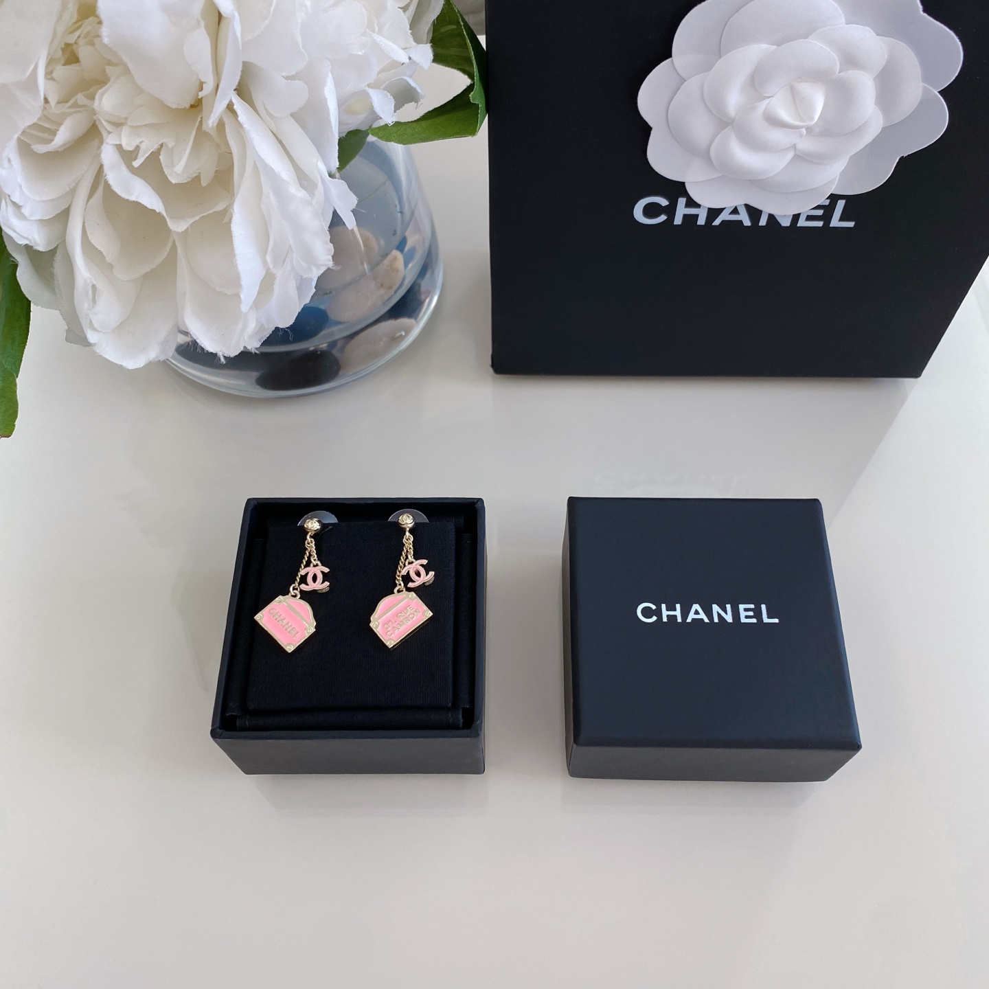 NO:754763,88180, you must not miss your favorite Vintage. 0 Fragrance Pink Bag Double C Earrings】My wife is too heavy-duty. The hardware details are impeccable and the real thing is more exquisite. The Ch@nel Vintage series is just like what Ms. Coco said, 'Fashion is fleeting, but style is eternal.' Among them, the Vintage model is even more difficult to find. This sentence can be found but not sought. This sentence is used in Vintage.  It couldn't be more suitable. It does not mean old or outdated. On the contrary, it embodies a mature and timeless classic charm. In other words, it is retro jewelry that can be worn before, can be worn now, and can be worn in the future. The material is thick and full and shows a unique luster after the baptism of time. Even after ten years of use, it still looks very classic. If you like a modern and retro feel, then you must not miss all the styles of Vintage, earrings, and high-end Cartier jewelry.1986090988180,最爱的Vintage遇到绝对不能错过 0香 粉色包双C耳环】太太太重工了五金细节做工完美得无懈可击,实物更精美 Ch@nel Vintage系列正如 Coco女士所说的“流行稍纵即逝,风格永存”. 而其中Vintage款,更是难求.可遇而不可求这句话用在Vintage 上再也合适不过了.它并不代表陈旧,或者过时.相反,体现的是一种成熟的、历时不变的经典魅力.换句话说就是以前能戴,现在能戴,将来还能戴的复古首饰.材质厚实饱满并呈现着一种经过时间洗礼后的独特光泽,即使是用了十年后在看也是十分经典.如果你喜欢既现代,又复古的感觉,那么绝对不能错过Vintage 的所有款式,,earrings,卡迪亚高端饰品,Jewelry