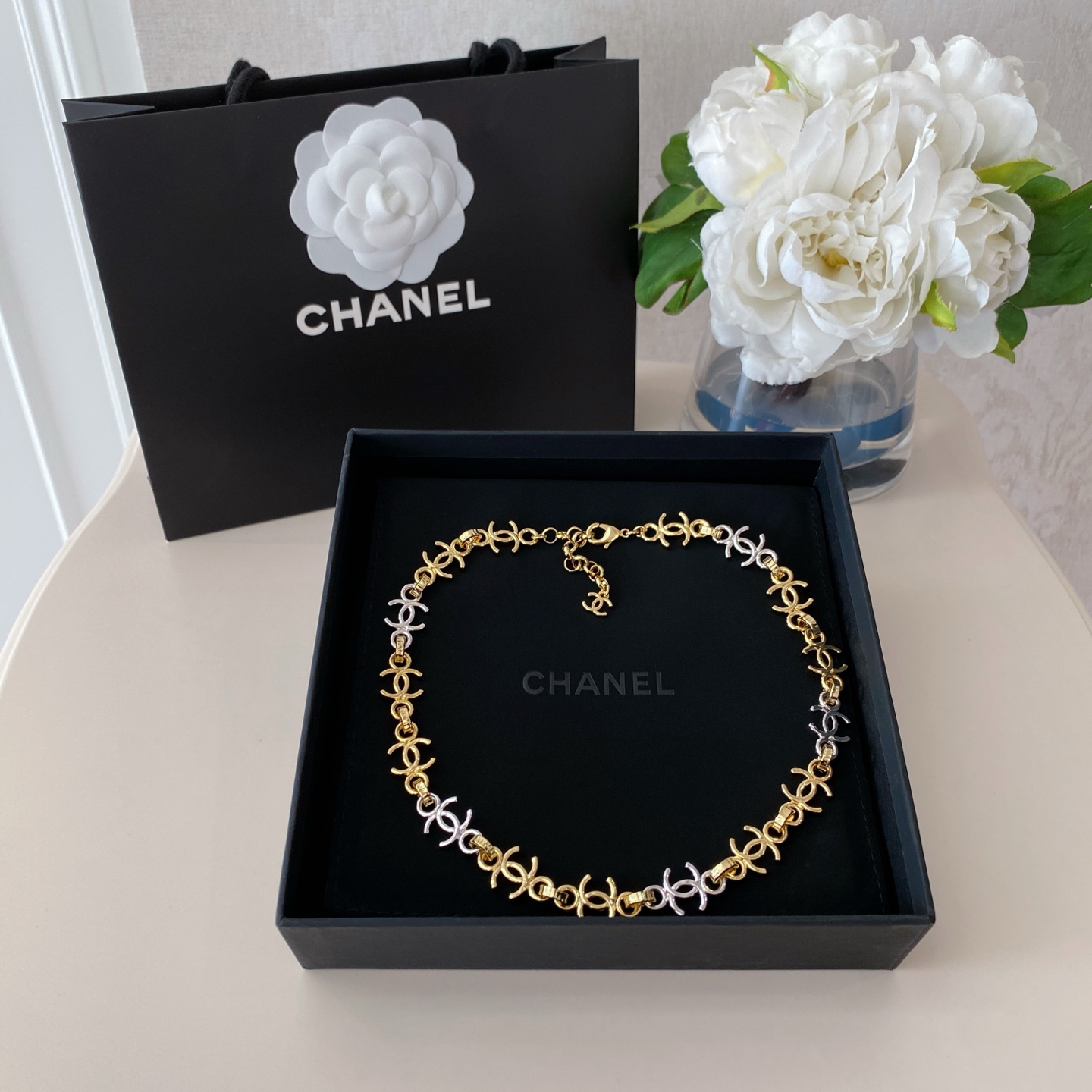 NO:765074,88290,Small ZP!  Large quantity, please consult customer service [Fragrant Gold and Silver Double C Small Necklace] 26 spring and summer latest model first found on the entire network or the old rule is first come first served!  Wow wow! It’s so beautiful. The classic gold and silver contrasting colors have a very sense of design. The design is simple but not simple!  It has a very vintage feel to it, and the sight of a rich girl’s upper body is really irresistible!  Taiaila’s same series of necklaces, earrings, earrings, and bracelets are now available simultaneously!  A must-have set, earrings, necklace, bracelet, Cartier high-end jewelry1986090988290,小号ZP ！量大咨询客Fu【香 金色拼银色双c小号项链】26春夏最新款全网首发现huo老规矩先到先得！哇哇 太美啦经典金银撞色,很有设计感简约而不简单的设计！非常有vintage的味道,上身富家千金既视感真心让人无法拒绝！太爱啦同系列项链,耳钉,耳环,手链同步上新！一套必冲,,earrings,necklace,bracelet,卡迪亚高端饰品,Jewelry
