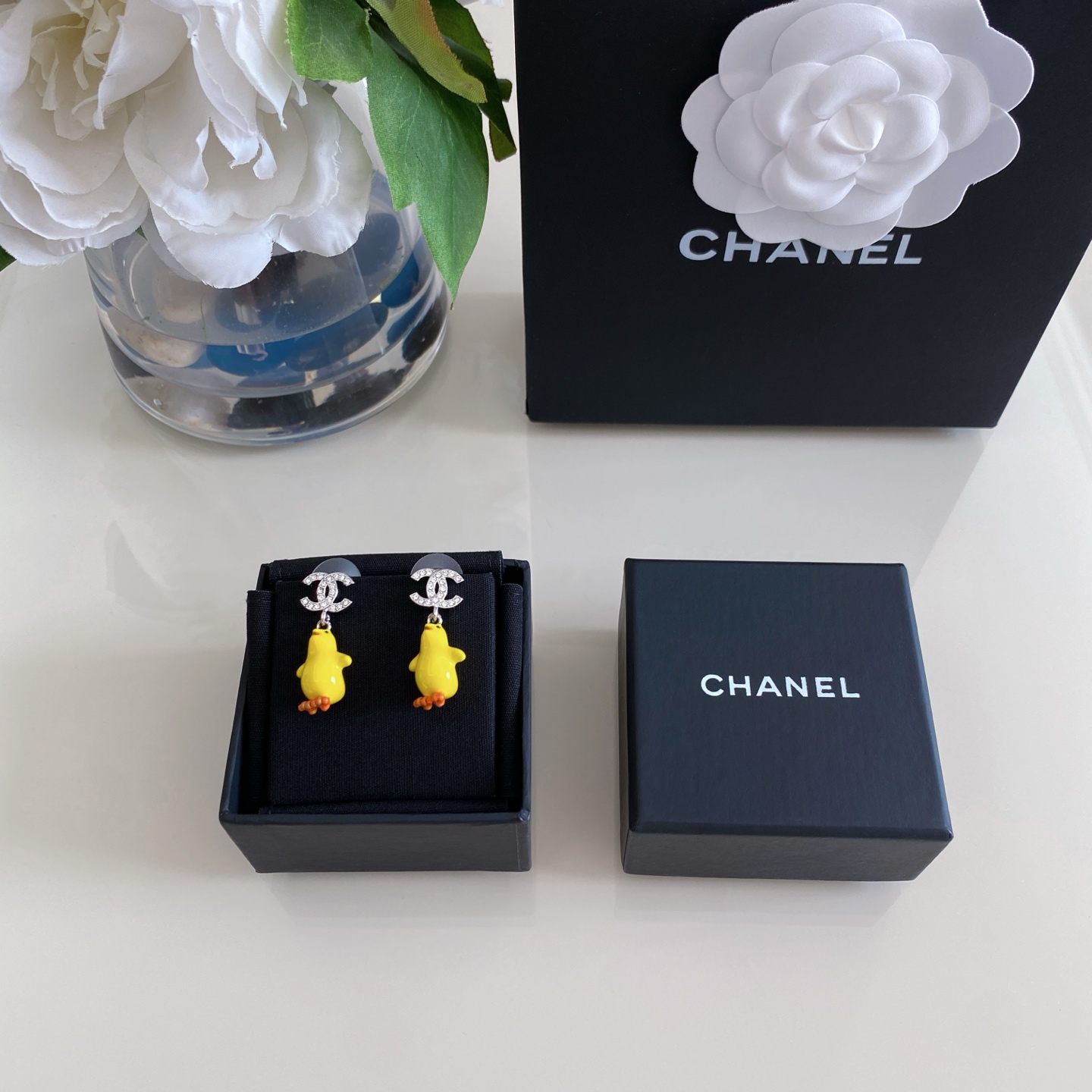 NO:765856,88180 [Fragrant Diamond Double C Small Yellow Chicken Earrings] The latest model for spring and summer 26!  The old rule is first come, first served. The eye-catching chicken shape is reborn after breaking an egg, symbolizing rebirth and hope. It is a popular item limited to ch@nel season and has a high collection value. Full of diamonds, double C + bright yellow chick, and orange paws are super cute, fun and full of energy.  The upper ear is a cute power station for walking. It has a full age-reducing effect. It makes daily wear instantly lively. You can’t help but want to take a second look when walking on the road. Whoever wears this cute spring artifact for little fragrant girls will be the sweet girl. earrings, high-end Cardia jewelry1986090988180【香 满钻双c小黄鸡耳环】26春夏最新款！老规矩先到先得一眼吸睛的小鸡造型破蛋重生,象征重生与希望,是ch@nel季节限定的热门单品,收藏价值也很高.满钻双c+亮黄色小鸡,橙色脚爪超可爱趣味又活力满满 上耳就是行走的可爱发电站,减龄效果拉满,日常穿搭瞬间活泛起来,走在路上都忍不住想多看两眼,小香风女孩的春日可爱神器谁戴谁是甜妹本妹,,earrings,卡迪亚高端饰品,Jewelry