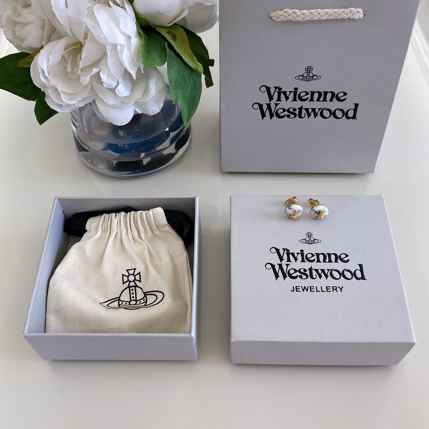 NO:857255,88160.ZP!  Baby, what is Happy Planet? Come on, this is Happy Planet. The three colors [Vivienne Westwood] are highly recommended. They are small and exquisite. You can see them with your eyes closed!  The pure crown ball is a classic symbol, and the shining rings of Saturn outline the future as the waves flow, opening up a new encounter with the future!  zp's custom-made artificial stone with random textures!  Each one is unique!  It is not made of cheap glue that is readily available on the market!  When you get it, you can completely feel its texture, feel, and gloss. It is super nice. The little Saturn embellishments immediately add a lot of cool and fashionable beauty, making the punk look a little girly at the same time, bringing with it a group of fashion fans!  It’s really beautiful, can be salty or sweet, pure or delicious!  Fall in love at first sight, definitely the leader in the 'practical + high-end' world, absolute yyds, absolute treasure, timeless Saturn, Cardia high-end jewelry1986090988160.ZP ！宝宝,什么是快乐星球,来,这就是快乐星球 三个色【VivienneWestwood】重磅推荐,小巧精致,闭眼入准没错！纯粹王冠球是经典的象征,闪耀土星环勾勒未来波光流转间,开启一场与未来的崭新际遇！zp一致定制的人造石,纹路随机！每一个都是独一无二！而非市面上随随便便用的廉价胶做出来的！拿到手完完全全可以感受到它的质感,手感,光泽感超nice用小土星的点缀,立即增添不少冷艳时髦的俏丽模样,使得朋克同时又有点小少女,自带一群时尚粉！真的敲好看,可盐可甜,可纯可欲！一眼便钟情,绝对是“实用+高级”界的杠把子,绝对的yyds,绝对的宝藏永不过时的土星,,卡迪亚高端饰品,Jewelry