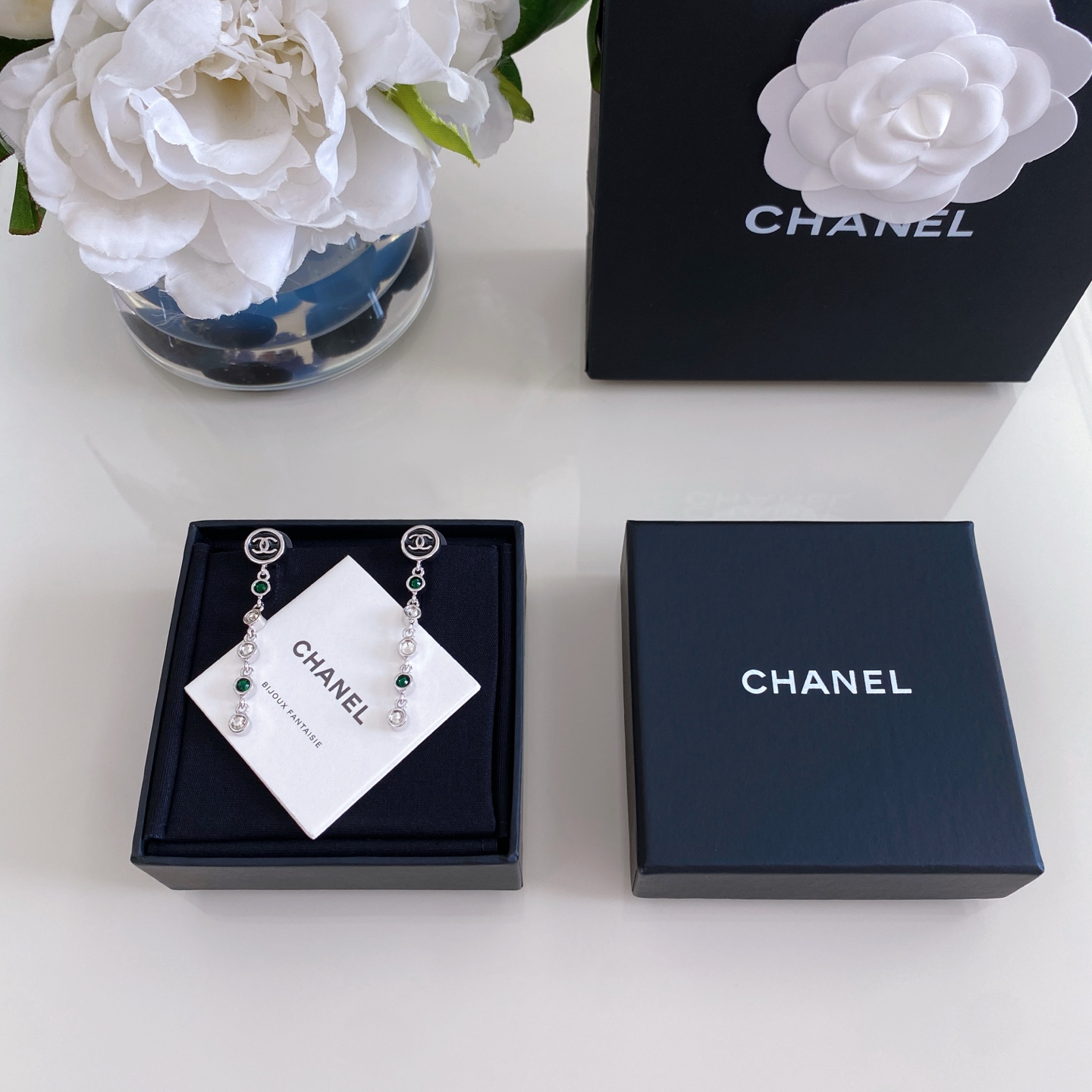 NO:919293,88180 [Fragrant round enamel white green diamond tassel earrings] 26 latest series!  The old rule is first come first served. A huge and explosive earring!  It's so beautiful that your heart is moved at first glance. It's so beautiful that your heart is moved by the simple and classic logo shape!  Very heavy duty!  Double-sided Swarovski diamonds!  The kaleidoscope-cut super Bling upper body is simply not too beautiful. It has its own fairy spirit, a sense of high-end, exquisiteness, versatile, and durable. The more you look at it, the more you like it!  Low-key, luxurious and elegant, it is an eternal classic and will never go out of style!  The same earrings, necklaces and bracelets are developed simultaneously!  Close your eyes, earrings, necklace, bracelet, Cartier high-end jewelry1986090988180【香 圆珐琅白绿钻流苏耳环】 26最新款系列！老规矩先到先得巨巨巨爆的一款耳钉！绝美一眼心动真心美到心巴上了简约又经典的Logo造型！非常重工！双面施华洛钻！万花筒切割超级Bling上身简直不要太美啦自带仙气,高级感拉满精致,百搭,耐看,越看越喜欢的那种！低调奢华优雅,是永恒的经典,永不过时！同款耳钉,项链,手链同步开发！闭眼冲,,earrings,necklace,bracelet,卡迪亚高端饰品,Jewelry
