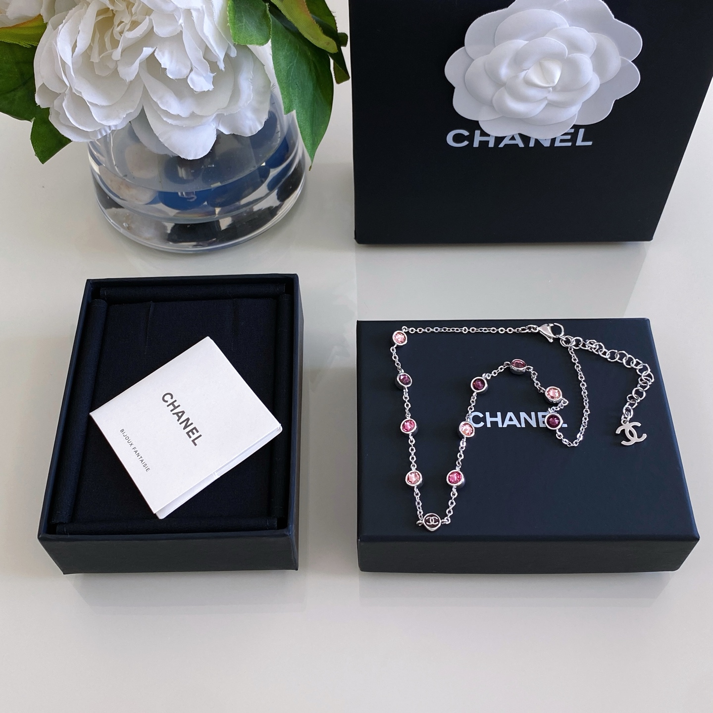 NO:919317,88240,ZP!  Large quantity, please consult customer service [Fragrant round enamel multi-colored diamond necklace] 26 latest series!  The old rule is first come first served. A huge and explosive necklace!  It's so beautiful that your heart is moved at first glance. It's so beautiful that your heart is moved by the simple and classic logo shape!  Very heavy duty!  Double-sided Swarovski diamonds!  The kaleidoscope-cut super Bling upper body is simply not too beautiful. It has its own fairy spirit, a sense of high-end, exquisiteness, versatile, and durable. The more you look at it, the more you like it!  Low-key, luxurious and elegant, it is an eternal classic and will never go out of style!  The same earrings, earrings and necklaces are developed simultaneously!  Close your eyes, earrings, necklace, Cartier high-end jewelry1986090988240,ZP ！量大咨询客Fu【香 圆珐琅多彩钻项链】 26最新款系列！老规矩先到先得巨巨巨爆的一款项链！绝美一眼心动真心美到心巴上了简约又经典的Logo造型！非常重工！双面施华洛钻！万花筒切割超级Bling上身简直不要太美啦自带仙气,高级感拉满精致,百搭,耐看,越看越喜欢的那种！低调奢华优雅,是永恒的经典,永不过时！同款耳钉,耳环,项链同步开发！闭眼冲,,earrings,necklace,卡迪亚高端饰品,Jewelry