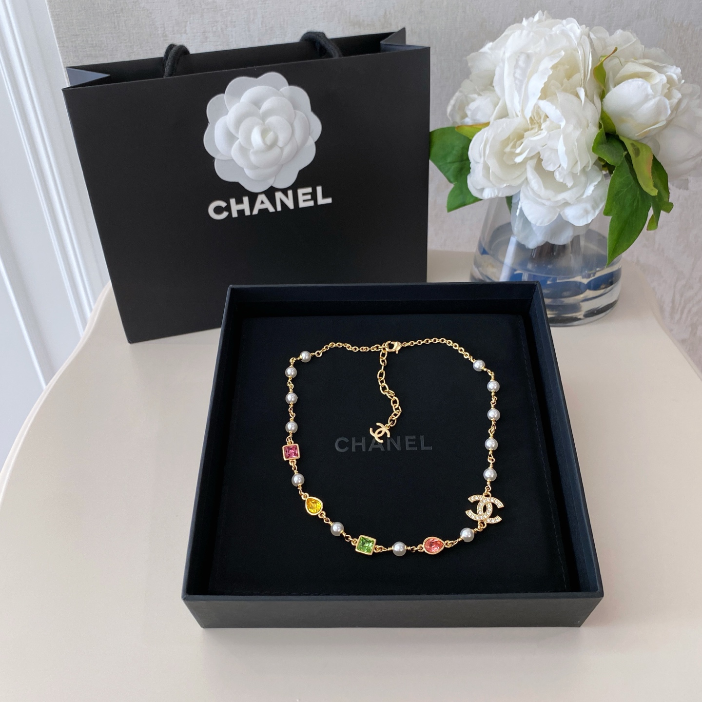 NO:942795,88240,ZP!  The popular series is finally here again [Fragrant Early Spring Colorful Sugar Cube Necklace] Who can refuse this 'Colored Gemstone Double C Necklace' for the early spring of 2026? This season is really beautiful to the core. Please come all in if you encounter it!  I absolutely love it as much as jewelry. It has a stunning appearance and is full of details. It has a metal base of aged retro gold, with pink purple, emerald green, bright yellow, and warm orange color treasures + diamond-filled double Cs, cubes of sugar, water droplets, and multi-cut faces colliding. It is blingbling under the sun, and every side shines. The contrasting colors of the macarons are not picky at all, and even sisters with yellow skin look super white when wearing them!  Instantly brightens up your entire outfit!  Welding spring romance and French elegance to your body, necklace, Cartier high-end jewelry1986090988240 ,ZP ！爆款系列终于又来啦【香 早春彩色方糖项链】谁能拒绝2026早春这条「彩色宝石双C项链」啊 这一季真的美到骨子里了,遇到请all in！对它的喜欢绝对不亚于珠宝 颜值暴击,细节拉满 做旧复古金的金属基底,上边粉紫、翠绿、明黄、暖橙的彩宝+满钻双c,方糖、水滴、多切割面碰撞,阳光底下Blingbling的,每一面都闪到发光 马卡龙撞色完全不挑皮,黄皮姐妹戴也巨显白！瞬间提亮整个穿搭！把春日的浪漫和法式优雅焊死在身上了,,necklace,卡迪亚高端饰品,Jewelry