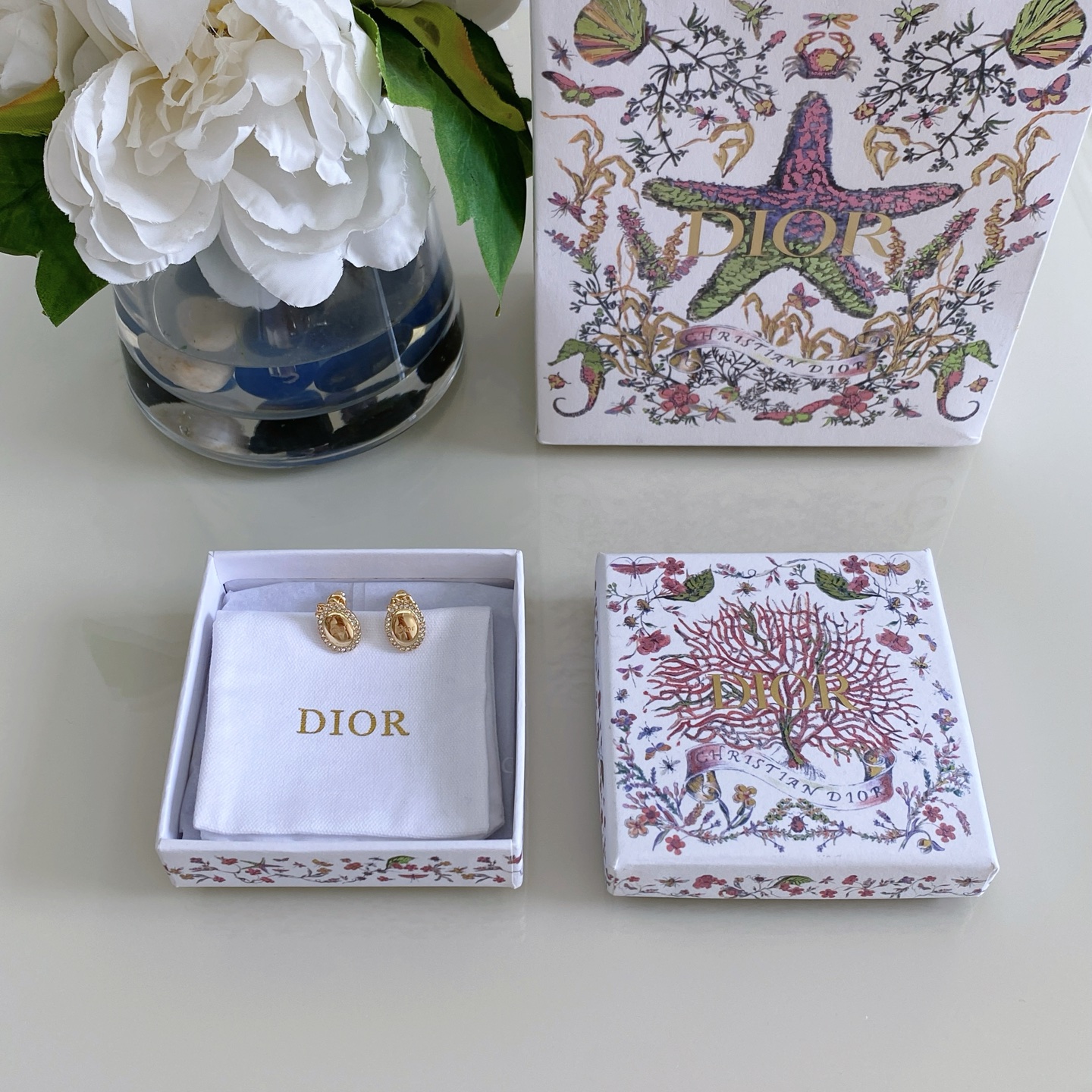 NO:942803,88180,ZP!  Large volume of inquiries from customers Fu【D!or Badge Bow Earrings】The finishing touch of French romance. Who knows? The bow design directly touched my girly heart. The moment I got it, I was so beautiful that I was speechless.  The bow shape is like receiving a gift that will never expire. The gold tone comes with a soft light filter, and the upper body becomes a noble lady in an instant. The details are ecstatic. The logo in the center is exquisite but not exaggerated. The size is small and exquisite. The upper ear is gentle and noble. It is suitable for commuting, dating, and light dresses. It is suitable for the French romance of Dior girls. Dior, Cartier high-end jewelry1986090988180,ZP ！量大咨询客Fu【D!or徽章蝴蝶结耳钉】法式浪漫的点睛之笔 谁懂啊蝴蝶结设计直接戳中我的少女心 拿到手的瞬间就被美到失语 蝴蝶结造型,像收到了一份永远不会过期的礼物,金调自带柔光滤镜,上身秒变贵气大小姐,细节控狂喜,中心的logo精致又不浮夸,尺寸小巧精致,上耳温柔显贵,通勤、约会、轻礼服都适配Dior女孩的法式浪漫,,dior,卡迪亚高端饰品,Jewelry
