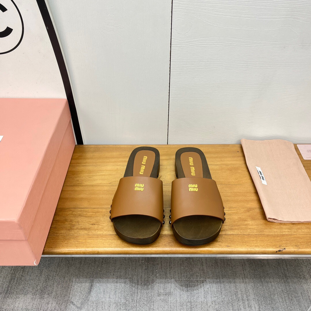NO:247859,MiuMiu, MiuMiu Original 1:1 replica, complete color matching 25SS catwalk clog slippers, super invincible, it is a fashion trendsetter, you can immediately have an ideal height when worn, with fashionable elements, the upper surface is full of nobleness, it can always show the fashionable charm of women when worn, fashionable and domineering The patent leather surface is bright, solid and transparent, with strong surface effect and style characteristics, bright color, natural and fashionable. Waterproof, moisture-proof, not easy to deform, and easier to clean and manage. The ox reverse velvet leather is delicate and textured, with a high quality. Compared with ordinary leather, it is more breathable. It is not easy to produce bacteria and odor when worn for a long time. At the same time, the anti-sweet fabric has a strong wear resistance. After special treatment, it is not easy to damage and pilling during daily walking. Solid wood thick sole has a retro effect, making it more comfortable and breathable when worn, and is not afraid of dirty.  The important thing is three times made in traditional craftsmanship, without cutting corners, the upper heating covers the shoe last is fixed, the wooden sole is polished, the sole and the surface are glued together, and it is firm and not easy to fall off!  The overall shoes look more styling and comfortable to wear. The upper is top layer of cow patent leather and cow reverse velvet leather. Sole solid wood water tire composite rubber. Size 35-42 (customized for 40, 41, 42) Heel height 3cm Packaging original full set of shoe boxes, slippers, miumiu, slippers19860909MiuMiu、缪缪 原版1:1复刻,配色齐 25SS走秀款木屐拖鞋,超级无敌 随便一搭就是时尚弄潮儿 ,穿上立马拥有理想的身高♂ 有时尚元素,鞋面外表 贵气感十足 穿上它总能展现女性时尚韵味 时尚霸气 漆皮表面光亮坚固而且透明,有很强的表面效应和风格特征,色泽光亮,自然,时髦. 防水,防潮,不易变形更容易清洁打理 牛反绒皮细腻有质感,品质杠杠滴 相比于普通皮料 它的透气性更强 长时间穿着,也不易产生细菌与异味 同时反绒面料的耐磨性强 在经过特殊的处理后 日常的行走中,不易损坏起球 实木厚底具有复古效果,穿起来脚感更加舒适透气,不怕脏 重要的事说三遍传统工艺制作,不偷工减料 鞋面加热套鞋楦定型,木底打磨,底和面胶粘贴合,牢固不易脱落！鞋子整体看起来更有造型,穿着合脚舒适 鞋面头层牛漆皮、牛反绒皮 鞋底实木水胎复合橡胶 码数35—42（40、41、42定做） 跟高3cm 包装原版全套鞋盒,拖鞋,miumiu,slippers,Women's Shoes