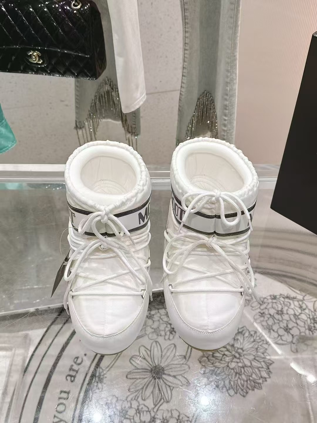 NO:479195,MoonBoot, warm boots, aerospace boots, ski boots, snow boots, full of black technology, essential warm artifacts for home and travel in autumn and winter, fabric cowhide leather, waterproof silk cloth, lamb wool and velvet, anti-slip and wear-resistant rubber sole, packaging original shoe box, size 35-41, boots, boots, cowhide19860909MoonBoot、保暖靴 航天靴.滑雪靴.雪地靴,满满的黑科技 秋冬居家、出行必备保暖神器 面料牛皮革、防水丝绸布 内里复织羊羔毛、天鹅绒 鞋底防滑耐磨橡胶底 包装原版鞋盒 码数35—41,靴子,boots,cowhide,Women's Shoes