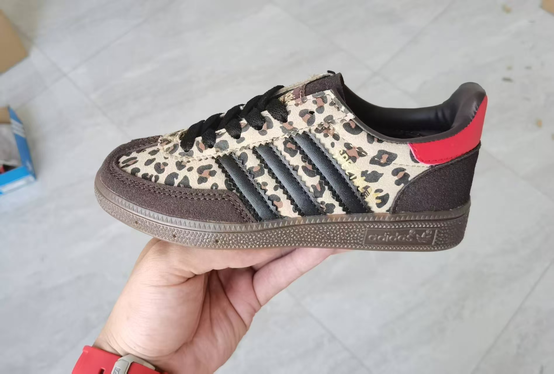 图片[4]-AD德训三代handball spezial儿童手球鞋休闲鞋22-37码 优质的面料，质感满分💯橡胶耐磨防滑大底，脚感超赞👍🏻额外附赠一对鞋带扣，穿脱更加方便✌🏻.-选品中心