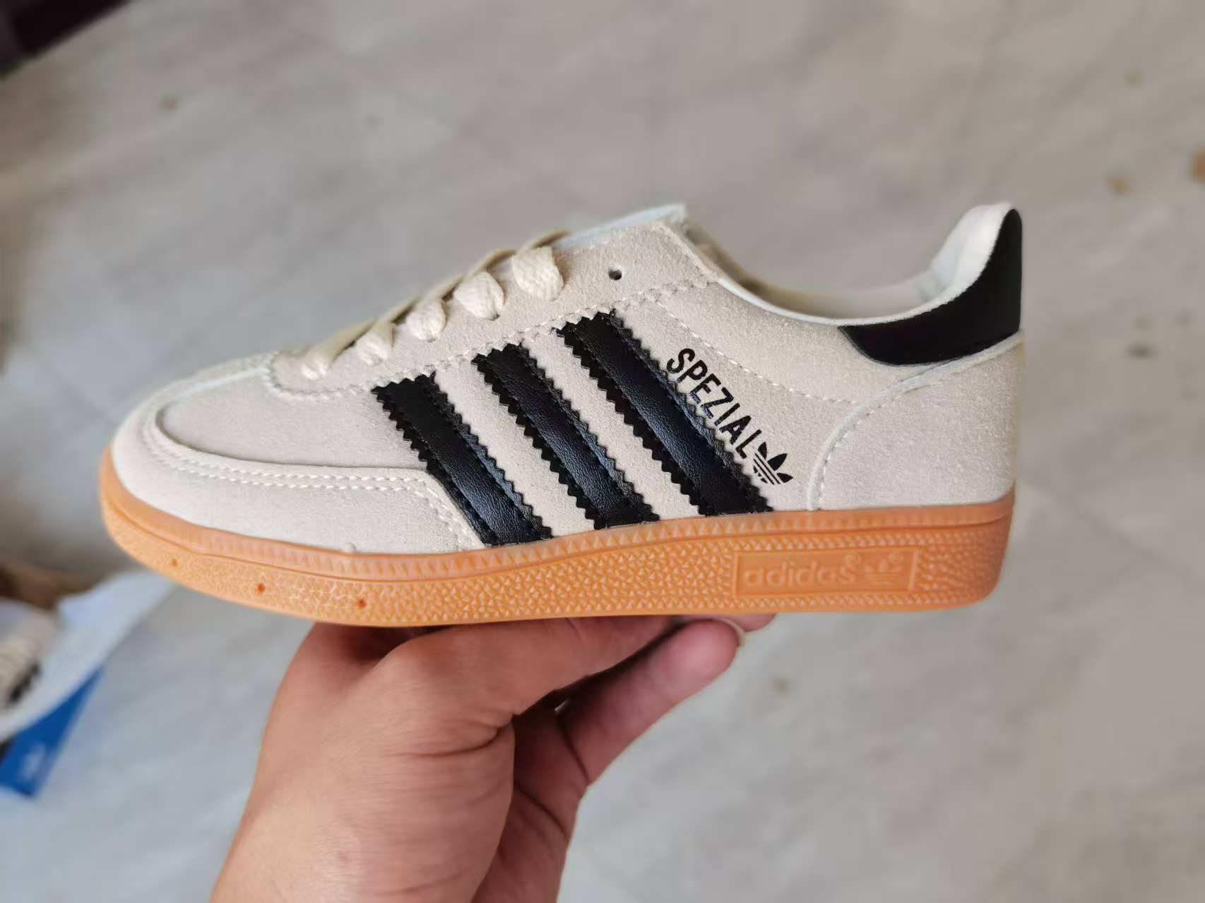 AD德训三代handball spezial儿童手球鞋休闲鞋22-37码 优质的面料，质感满分💯橡胶耐磨防滑大底，脚感超赞👍🏻额外附赠一对鞋带扣，穿脱更加方便✌🏻.-选品中心