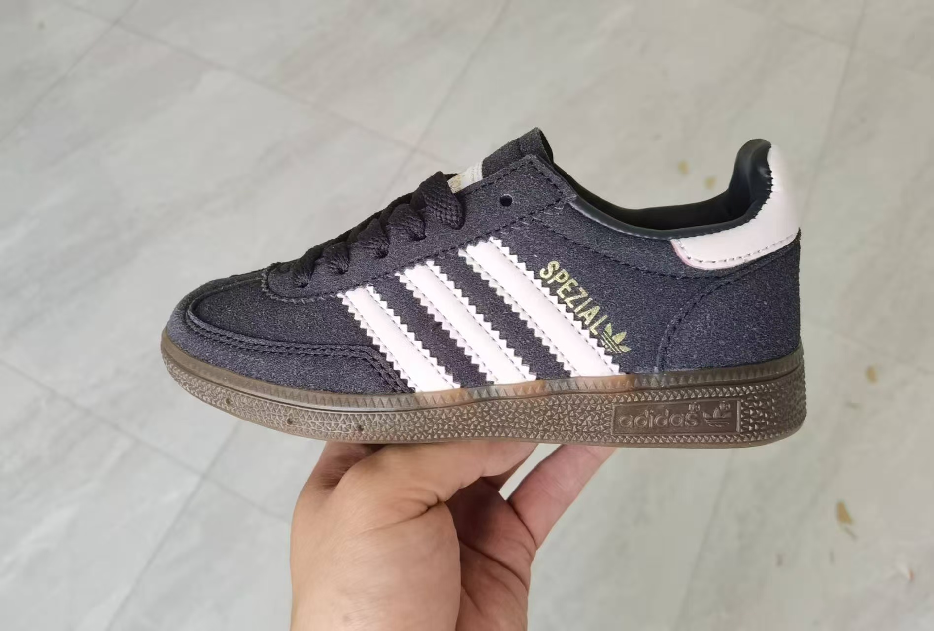 图片[9]-AD德训三代handball spezial儿童手球鞋休闲鞋22-37码 优质的面料，质感满分💯橡胶耐磨防滑大底，脚感超赞👍🏻额外附赠一对鞋带扣，穿脱更加方便✌🏻.-选品中心