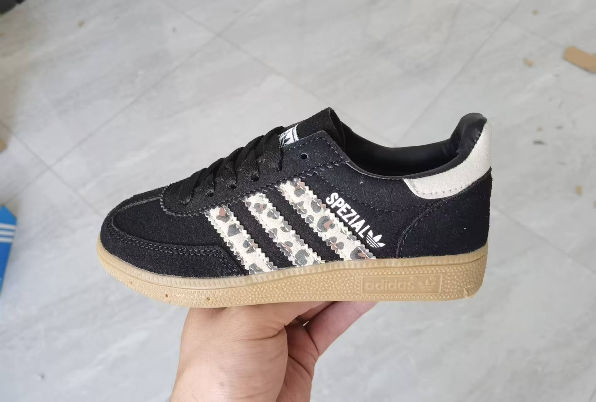 图片[5]-AD德训三代handball spezial儿童手球鞋休闲鞋22-37码 优质的面料，质感满分💯橡胶耐磨防滑大底，脚感超赞👍🏻额外附赠一对鞋带扣，穿脱更加方便✌🏻.-选品中心