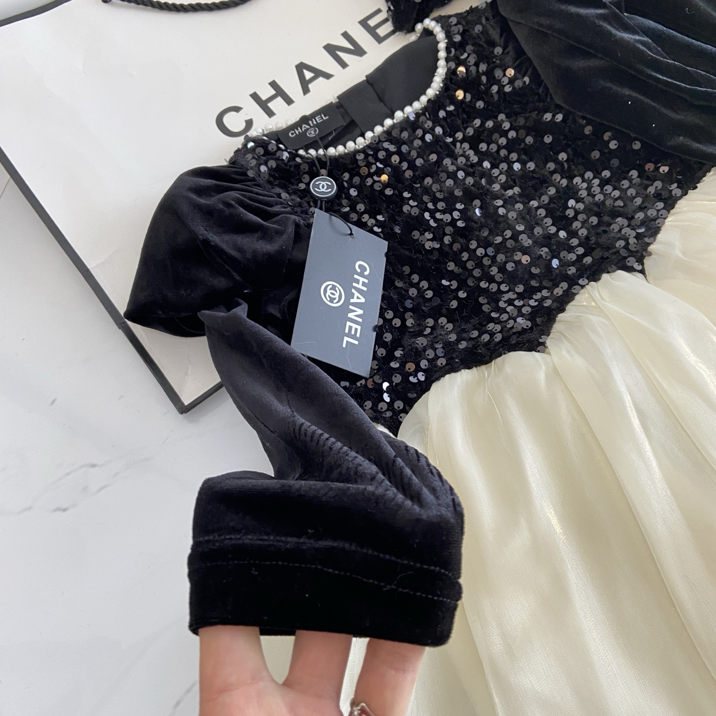 High-End HANEL/Channel Girls’ Sentimental Dress with Butterfly Sleeve Slit - 图片 5