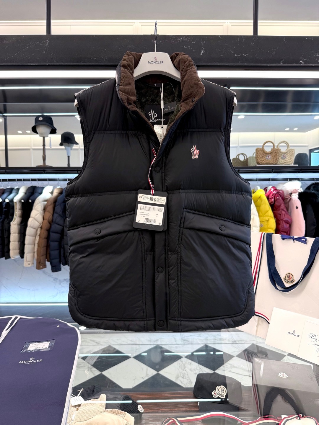 Moncler Grenoble高端黑标滑雪系列Aul厚款立领毛绒内里羽绒马甲.实拍视频展示.