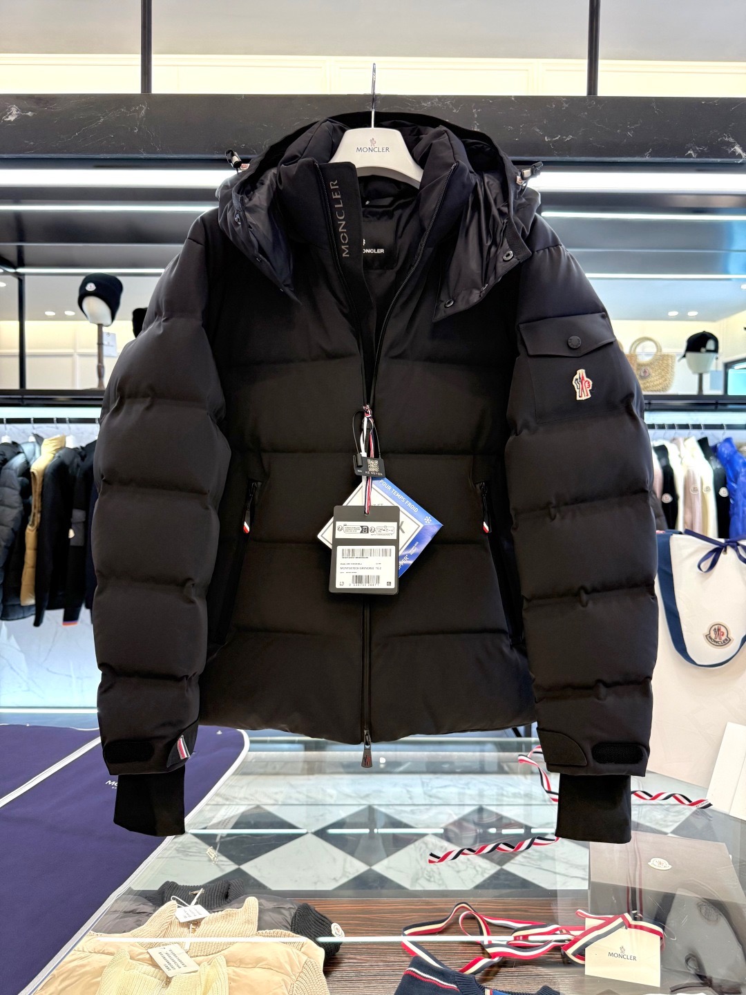 Moncler Montgetech高端男士短款羽绒夹克外套.更多实拍视频展示.