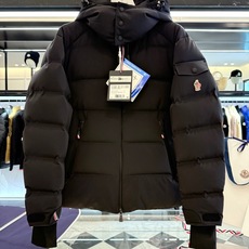 Moncler Montgetech高端男士短款羽绒夹克外套.更多实拍视频展示. Moncler Montgetech高端男士短款羽绒夹克外套.更多实拍视频展示.