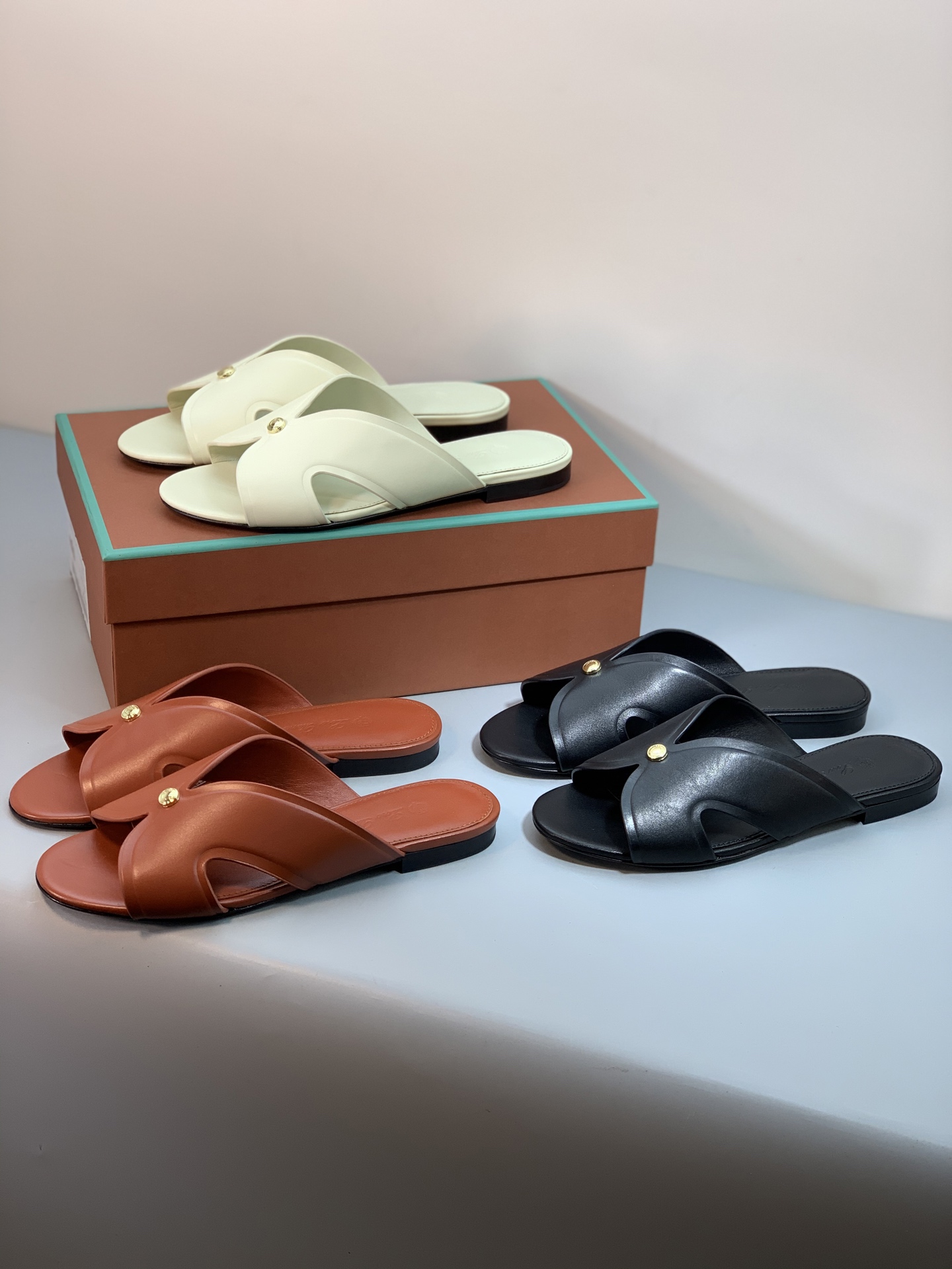 Loro Piana Women's Leather Sandals - Comfortable and Stylish Summer Slides