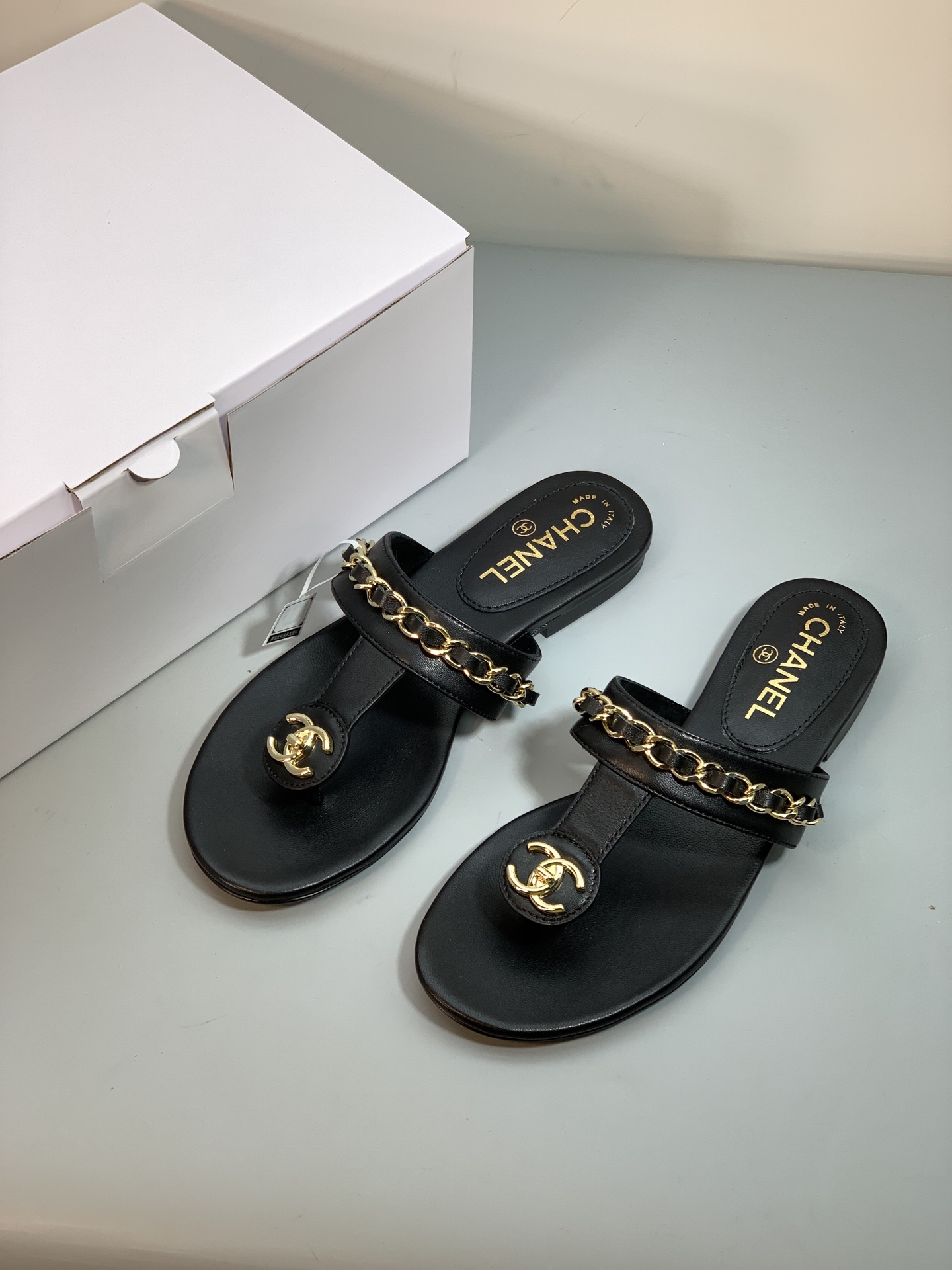 NO:405858,CHANEL25s Little Chanel is a popular early spring product for foot-clip sandals and slippers. A batch of orders placed by Korean customers. After delivery of large goods, we followed the orders and achieved the ultimate price!  !  Recommended must-shop!  Some people say, 'Every girl should have CHANE. It is not only a brand, but also a style that gives girls all their fantasies about Xiaoxiang'!  !  !  And it is a masterpiece that we have prepared for the girls for more than half a year!  !  !  As the latest model this year, as the 25c on the CHANEL sandals’ popularity list, its classic black and gold color scheme, double C logo, quilting, and leather-wearing chain, any one of them is the most soulful symbol of the brand. It is precisely because of the strong channels that you dare to say that you are tough when wearing the counter!  !  Continuing the hardware and metal decorative elements of the last season. This time the design combines more outstanding and exaggerated accessories, but it will not be too fancy at all, and can well balance the looseness of flip flops. The completely different metal accessories on the shoelaces are simply the romantic atmosphere of spring and summer. The combination of the two is appropriately compared to black. It is also a very good match for color. It can make your outfit go to a higher level! Outsole imported from Italy, genuine leather soles, upper, patent leather upper, inner sheepskin, size 35-40, heel height 1.5cm, the most packaging of the packaging counter, split-toe shoes, chanel, chanel, sandals, slippers, sheepskin, Leather soles19860909莞产CHANEL25s小香奈儿早春爆品夹脚凉鞋拖鞋,韩国客户下过来的一批订单,出完大货我们跟单出来的一批数量,对标柜货细节 价格做到极致！！必剁手款推荐！ 有人说“每个女孩都应该拥有CHANE,它不仅仅是一个品牌,更是一种风格,赋予了女生对小香的所有幻想”！！！而它,是我们准备了大半年,为姑娘们呈现的大作！！！ 作为今年的最新款,作为CHANEL凉鞋人气榜的25c,它经典的黑金配色、双C logo、绗缝、皮穿链条,随便拎出来一个都是品牌最具灵魂的象征,正因为渠道过硬,才敢说穿到专柜都硬气！！ 延续上一季的五金金属装饰元素 这次设计结合了更出挑 更夸张的配件但它完全不会过于花哨 能很好的平衡掉人字拖的松垮感 鞋带上完全不同的金属配件简直是春夏的浪漫气息悄然袭来 两者之间结合的恰如其分比起黑色 也是很好搭配的颜色 它能让你的穿搭更上一层次! 大底意大利进口真皮大底 鞋面漆皮鞋面 内里羊皮内里 码数35-40 跟高1.5cm 包装专柜最包装,分趾鞋,chanel,chanel,sandals,slippers,sheepskin,Leather soles,Women's Shoes