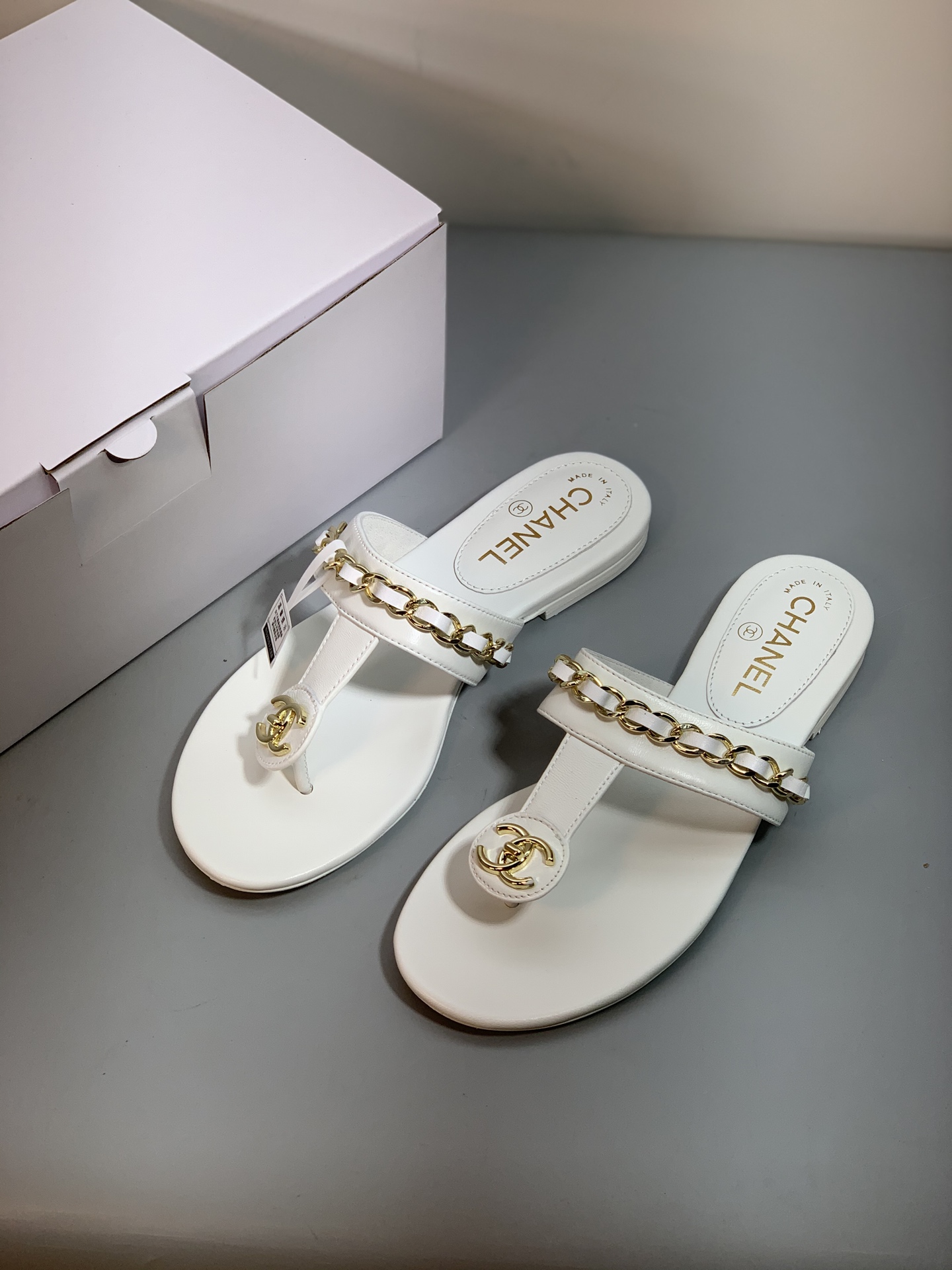 NO:405868,CHANEL25s Little Chanel is a popular early spring product for foot-clip sandals and slippers. A batch of orders placed by Korean customers. After delivery of large goods, we followed the orders and achieved the ultimate price!  !  Recommended must-shop!  Some people say, 'Every girl should have CHANE. It is not only a brand, but also a style that gives girls all their fantasies about Xiaoxiang'!  !  !  And it is a masterpiece that we have prepared for the girls for more than half a year!  !  !  As the latest model this year, as the 25c on the CHANEL sandals’ popularity list, its classic black and gold color scheme, double C logo, quilting, and leather-wearing chain, any one of them is the most soulful symbol of the brand. It is precisely because of the strong channels that you dare to say that you are tough when wearing the counter!  !  Continuing the hardware and metal decorative elements of the last season. This time the design combines more outstanding and exaggerated accessories, but it will not be too fancy at all, and can well balance the looseness of flip flops. The completely different metal accessories on the shoelaces are simply the romantic atmosphere of spring and summer. The combination of the two is appropriately compared to black. It is also a very good match for color. It can make your outfit go to a higher level! Outsole imported from Italy, genuine leather soles, upper, patent leather upper, inner sheepskin, size 35-40, heel height 1.5cm, the most packaging of the packaging counter, split-toe shoes, chanel, chanel, sandals, slippers, sheepskin, Leather soles19860909莞产CHANEL25s小香奈儿早春爆品夹脚凉鞋拖鞋,韩国客户下过来的一批订单,出完大货我们跟单出来的一批数量,对标柜货细节 价格做到极致！！必剁手款推荐！ 有人说“每个女孩都应该拥有CHANE,它不仅仅是一个品牌,更是一种风格,赋予了女生对小香的所有幻想”！！！而它,是我们准备了大半年,为姑娘们呈现的大作！！！ 作为今年的最新款,作为CHANEL凉鞋人气榜的25c,它经典的黑金配色、双C logo、绗缝、皮穿链条,随便拎出来一个都是品牌最具灵魂的象征,正因为渠道过硬,才敢说穿到专柜都硬气！！ 延续上一季的五金金属装饰元素 这次设计结合了更出挑 更夸张的配件但它完全不会过于花哨 能很好的平衡掉人字拖的松垮感 鞋带上完全不同的金属配件简直是春夏的浪漫气息悄然袭来 两者之间结合的恰如其分比起黑色 也是很好搭配的颜色 它能让你的穿搭更上一层次! 大底意大利进口真皮大底 鞋面漆皮鞋面 内里羊皮内里 码数35-40 跟高1.5cm 包装专柜最包装,分趾鞋,chanel,chanel,sandals,slippers,sheepskin,Leather soles,Women's Shoes