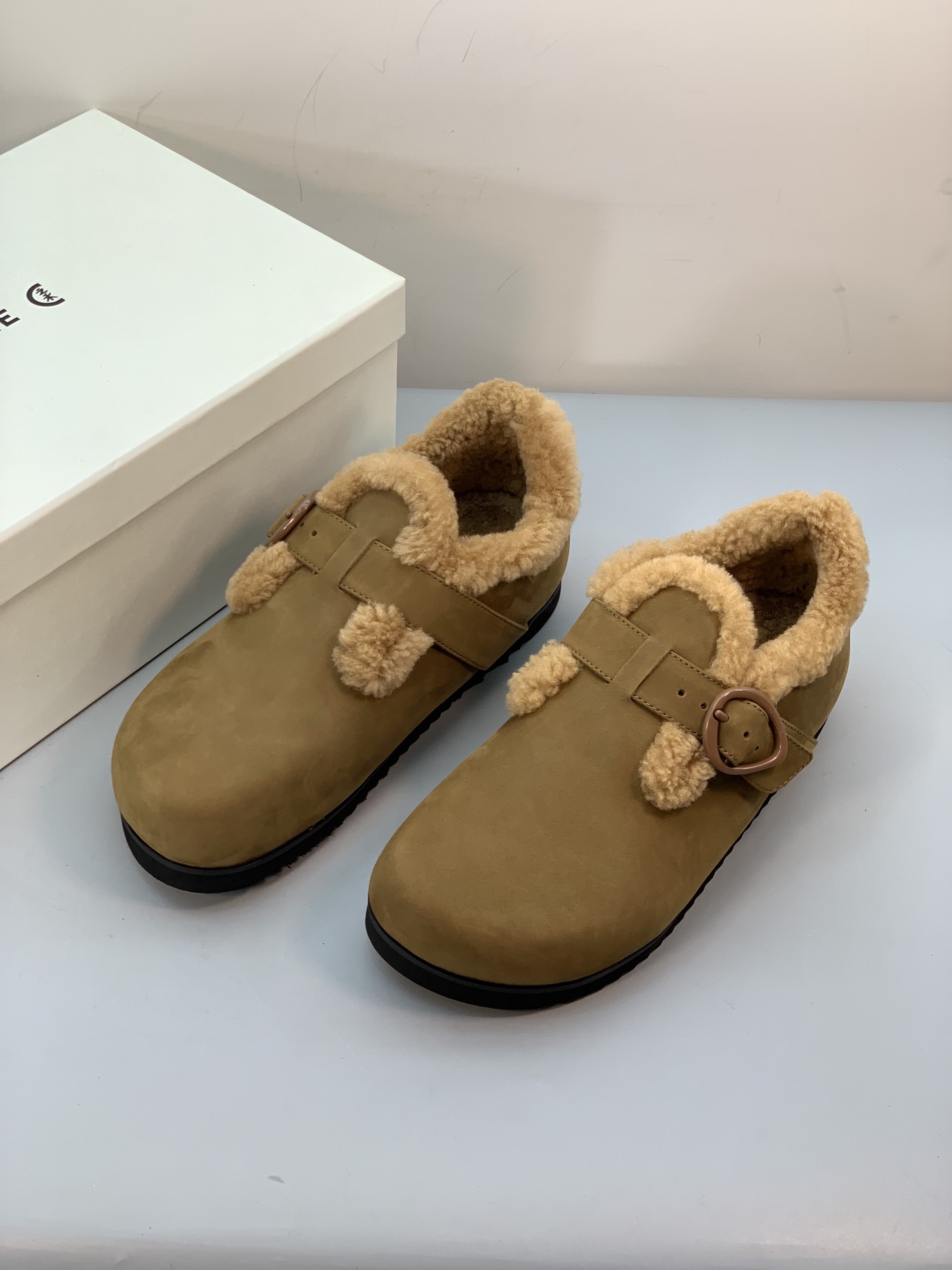 NO:646127,The new model of the top-quality Zhihe brand produced in Wanguan is coming... Xiaohe's Birkenstock shoes are brand new and are new in 25 years. Icicle cow suede uppers and sheepskin fur integrated shoes are in stock!  The temperature in the north dropped sharply, and the temperature dropped sharply to single digits. In this kind of weather, I just want to be wrapped in plush, soft and comfortable~ Color: maroon, dark brown Material: cowhide leather outsole Rubber wear-resistant outsole Size: 35-39 regular size, loafers, cowhide, sheepskin19860909莞产顶级 之禾新款来袭…… 小禾家勃肯鞋 全新 25年新款 icicle牛反绒鞋面,羊皮毛一体内里单鞋 现货！ 北方气温骤降,气温断崖式降到个位数,这种天气就想被毛绒绒包裹,柔软舒适～ 颜色栗色、深咖色 材质牛皮 大底橡胶耐磨大底 码数35-39正码,乐福鞋毛毛鞋,loafers,cowhide,sheepskin,Women's Shoes