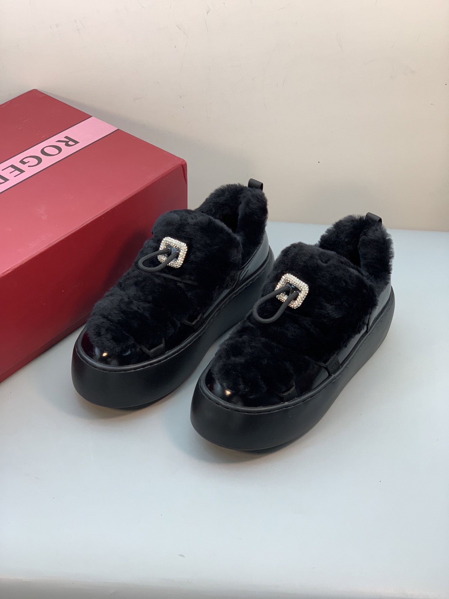 NO:590005,RV, channel official, top-level, official website synchronization, 2025 winter new style, fashionable thick-soled wool casual sneakers. This sock-boot-style sneaker is inspired by the space age of the 1960s. It has both a light texture and a fashionable silhouette. The shoe shape is rounded and designed to provide a cushion-like comfort experience. The 5cm outsole is made of lightweight and flexible EVA material, as soft as a yoga mat. The upper is made of suede leather and lamb wool, and the drawstring design is embellished with diamond buckles. Easily add Vivier style to your casual look!  The fabric is made of imported suede goatskin, with sheared sheepskin lining, soft and delicate, drawstring with diamond buckle, grosgrain embellishment details, rubber molded foam outsole, 5cm thick!  Sizes 35 36 37 38 39 40 True size!  ,,boots,sneakers,sheepskin19860909RV,渠道正单,顶级,官网同步,2025冬季新款,时尚厚底羊毛休闲运动鞋 本款袜靴式运动休闲鞋从六十年代太空时代汲取灵感,兼具轻盈质感与时尚廓形,鞋型圆润,旨在提供如履软垫般的舒适体验,5cm外底采用轻质柔韧EVA材质,如瑜伽垫般柔软,鞋面以绒面皮革与羊羔毛打造,抽绳设计点缀闪钻饰扣.轻松为休闲造型增添Vivier风格！ 面料进口绒面山羊皮制成,内里垫脚剪羊毛,柔软细腻,带闪钻饰扣的抽绳,罗缎点缀细节,橡胶模具发泡大底,底厚5cm！ 尺码35 36 37 38 39 40 正码！,,boots,sneakers,sheepskin,Men's shoes