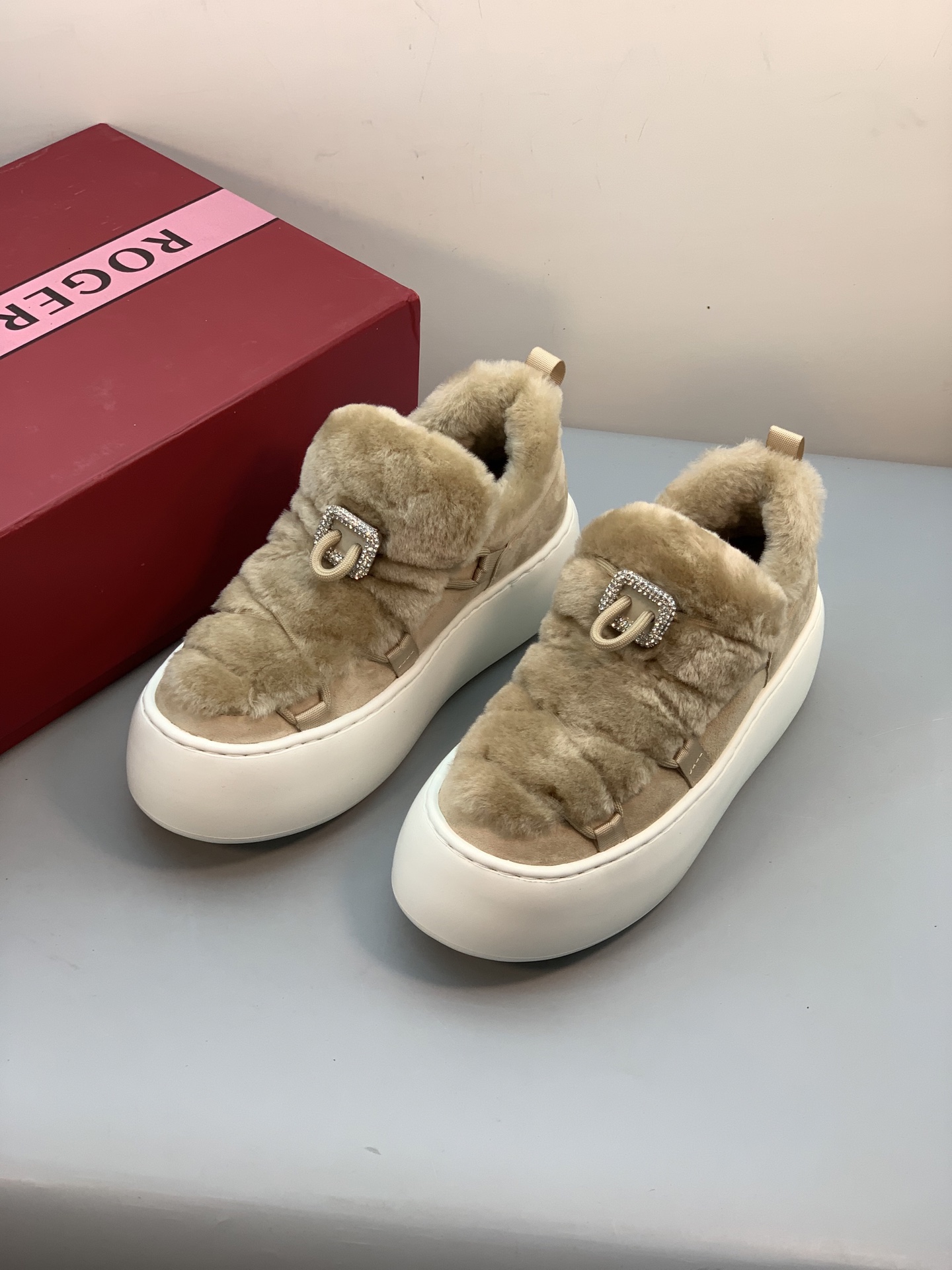 NO:590015,RV, channel official, top-level, official website synchronization, 2025 winter new style, fashionable thick-soled wool casual sneakers. This sock-boot-style sneaker is inspired by the space age of the 1960s. It has both a light texture and a fashionable silhouette. The shoe shape is rounded and designed to provide a cushion-like comfort experience. The 5cm outsole is made of lightweight and flexible EVA material, as soft as a yoga mat. The upper is made of suede leather and lamb wool, and the drawstring design is embellished with diamond buckles. Easily add Vivier style to your casual look!  The fabric is made of imported suede goatskin, with sheared sheepskin lining, soft and delicate, drawstring with diamond buckle, grosgrain embellishment details, rubber molded foam outsole, 5cm thick!  Sizes 35 36 37 38 39 40 True size!  ,,boots,sneakers,sheepskin19860909RV,渠道正单,顶级,官网同步,2025冬季新款,时尚厚底羊毛休闲运动鞋 本款袜靴式运动休闲鞋从六十年代太空时代汲取灵感,兼具轻盈质感与时尚廓形,鞋型圆润,旨在提供如履软垫般的舒适体验,5cm外底采用轻质柔韧EVA材质,如瑜伽垫般柔软,鞋面以绒面皮革与羊羔毛打造,抽绳设计点缀闪钻饰扣.轻松为休闲造型增添Vivier风格！ 面料进口绒面山羊皮制成,内里垫脚剪羊毛,柔软细腻,带闪钻饰扣的抽绳,罗缎点缀细节,橡胶模具发泡大底,底厚5cm！ 尺码35 36 37 38 39 40 正码！,,boots,sneakers,sheepskin,Men's shoes