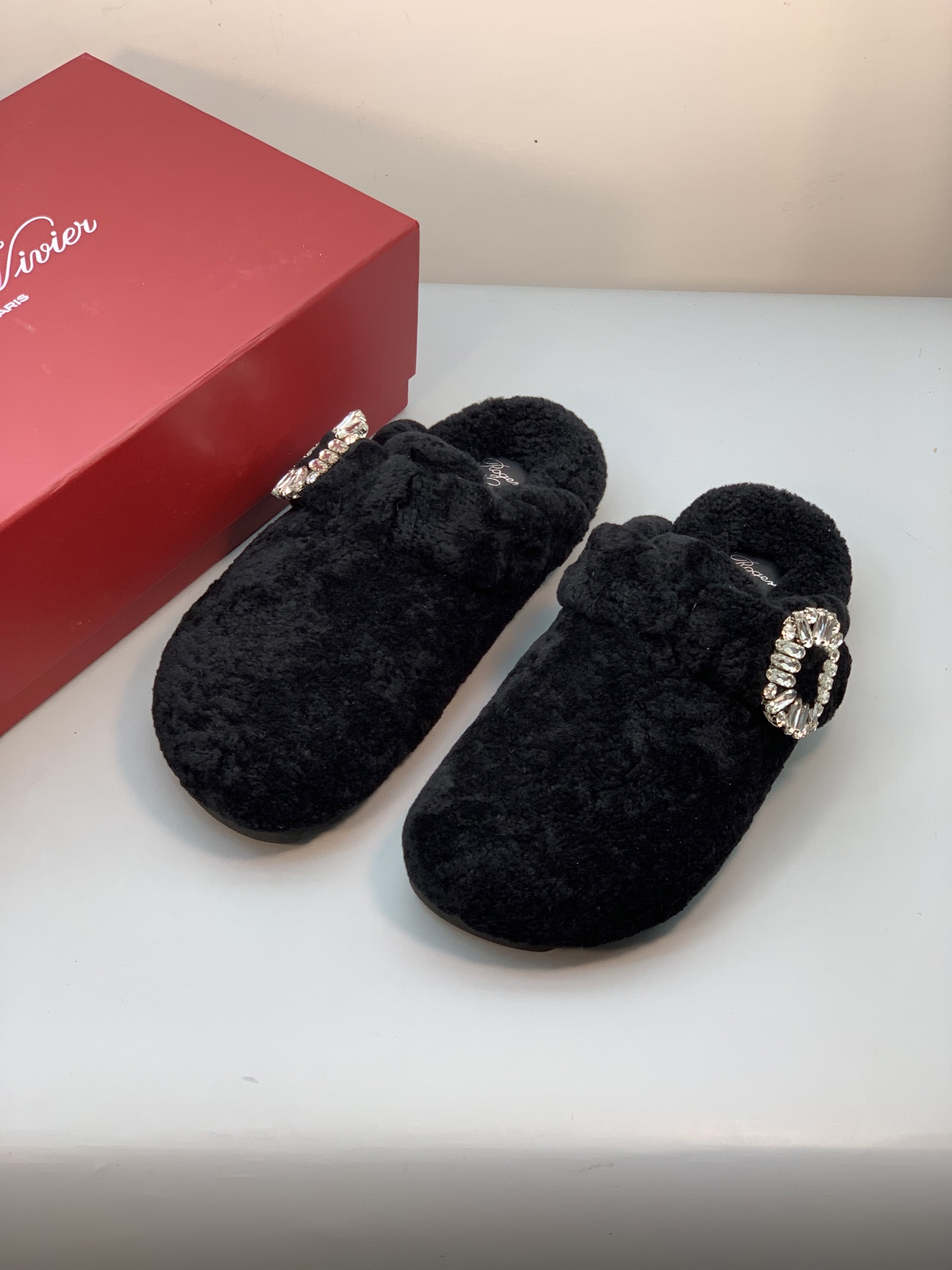 NO:589994,The new viv run series diamond-buttoned wool slippers at the RV counter are the best products for purchase!  Produced by Taiwan-funded factory!  A diamond-button fur mop with a high-end temperament. It is not only light and comfortable, but also has a sponge bottom that makes your legs longer and more comfortable for your feet. It can be matched with various styles to give it a high-end feel!  Upper imported real wool/with shiny Swarovski rhinestone square buckle Lining: wool outsole original molded combination outsole Shoe size: 35-39,,slippers19860909RV专柜新款viv run系列钻扣羊毛拖鞋 认准代购级别顶货！台资工厂出品！气质高级的一款钻扣毛拖,不仅轻便舒适,松糕底增长大长腿上脚舒适满分,搭配各类风格高级感满满！ 鞋面进口真羊毛/配闪亮施华洛水钻方扣 内里: 羊毛 大底原版开模组合大底 鞋码: 35-39,,slippers,Men's shoes