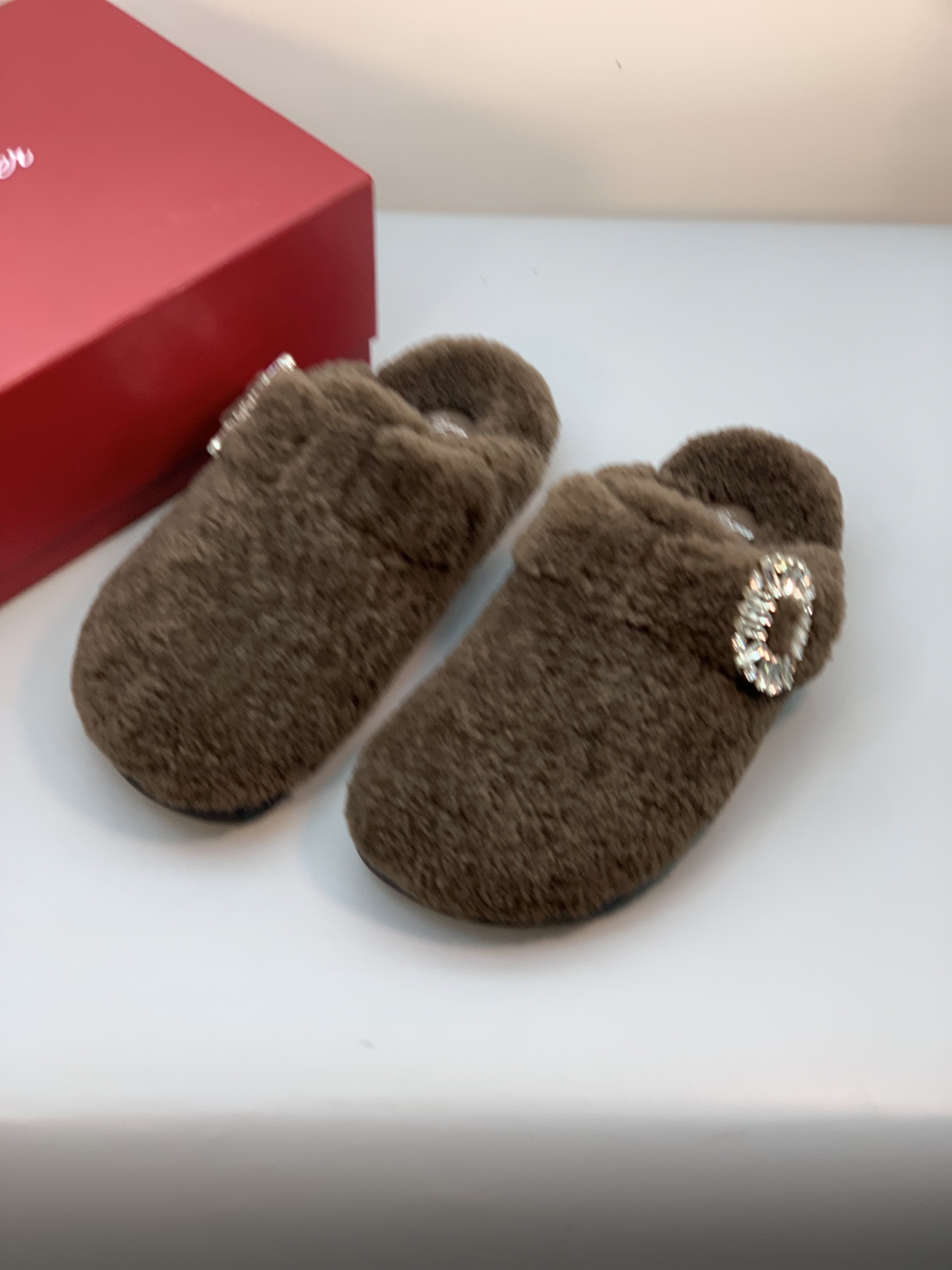 NO:590004,The new viv run series diamond-buttoned wool slippers at the RV counter are the best products for purchase!  Produced by Taiwan-funded factory!  A diamond-button fur mop with a high-end temperament. It is not only light and comfortable, but also has a sponge bottom that makes your legs longer and more comfortable for your feet. It can be matched with various styles to give it a high-end feel!  Upper imported real wool/with shiny Swarovski rhinestone square buckle Lining: wool outsole original molded combination outsole Shoe size: 35-39,,slippers19860909RV专柜新款viv run系列钻扣羊毛拖鞋 认准代购级别顶货！台资工厂出品！气质高级的一款钻扣毛拖,不仅轻便舒适,松糕底增长大长腿上脚舒适满分,搭配各类风格高级感满满！ 鞋面进口真羊毛/配闪亮施华洛水钻方扣 内里: 羊毛 大底原版开模组合大底 鞋码: 35-39,,slippers,Men's shoes