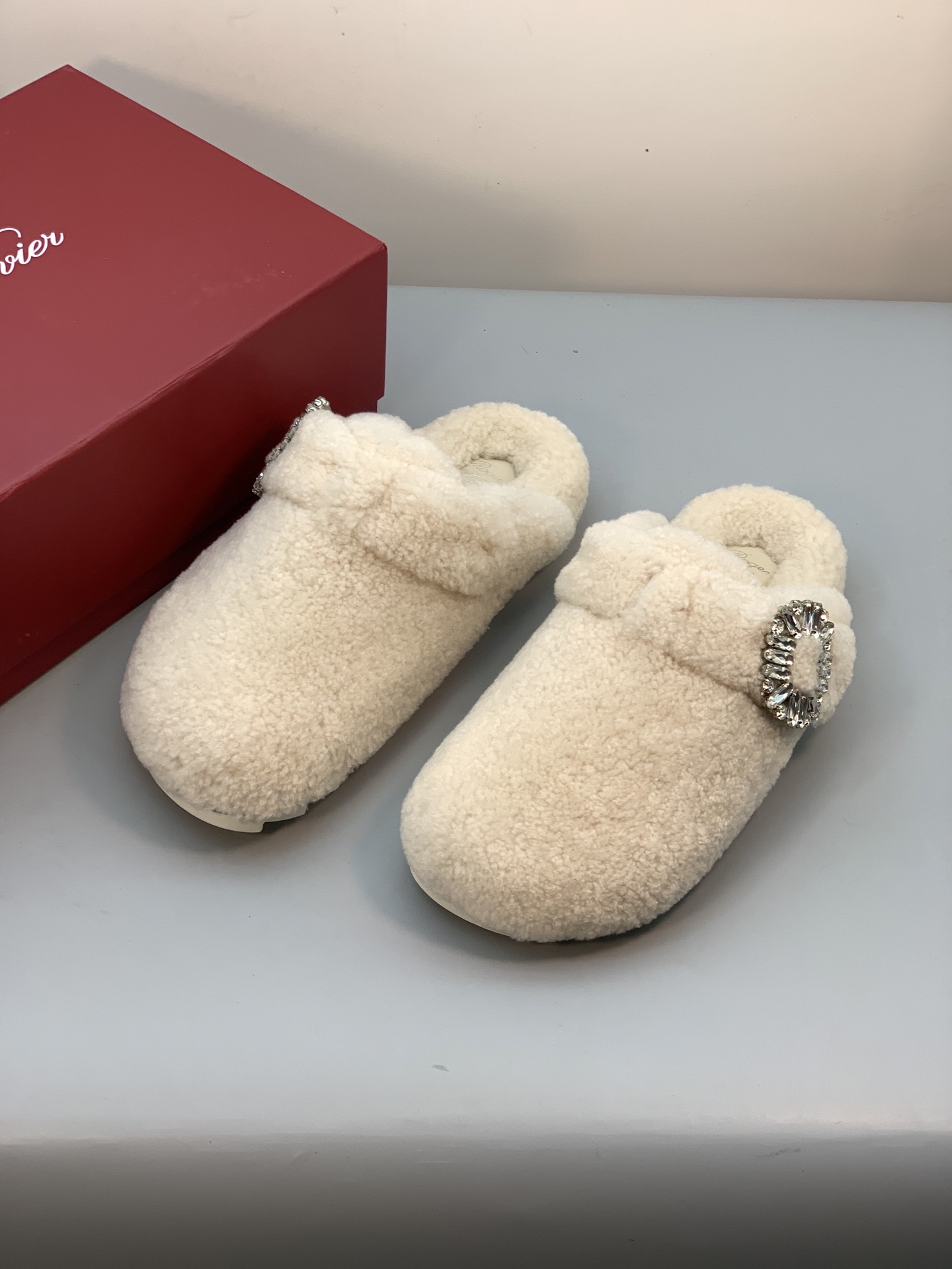 NO:590014,The new viv run series diamond-buttoned wool slippers at the RV counter are the best products for purchase!  Produced by Taiwan-funded factory!  A diamond-button fur mop with a high-end temperament. It is not only light and comfortable, but also has a sponge bottom that makes your legs longer and more comfortable for your feet. It can be matched with various styles to give it a high-end feel!  Upper imported real wool/with shiny Swarovski rhinestone square buckle Lining: wool outsole original molded combination outsole Shoe size: 35-39,,slippers19860909RV专柜新款viv run系列钻扣羊毛拖鞋 认准代购级别顶货！台资工厂出品！气质高级的一款钻扣毛拖,不仅轻便舒适,松糕底增长大长腿上脚舒适满分,搭配各类风格高级感满满！ 鞋面进口真羊毛/配闪亮施华洛水钻方扣 内里: 羊毛 大底原版开模组合大底 鞋码: 35-39,,slippers,Men's shoes