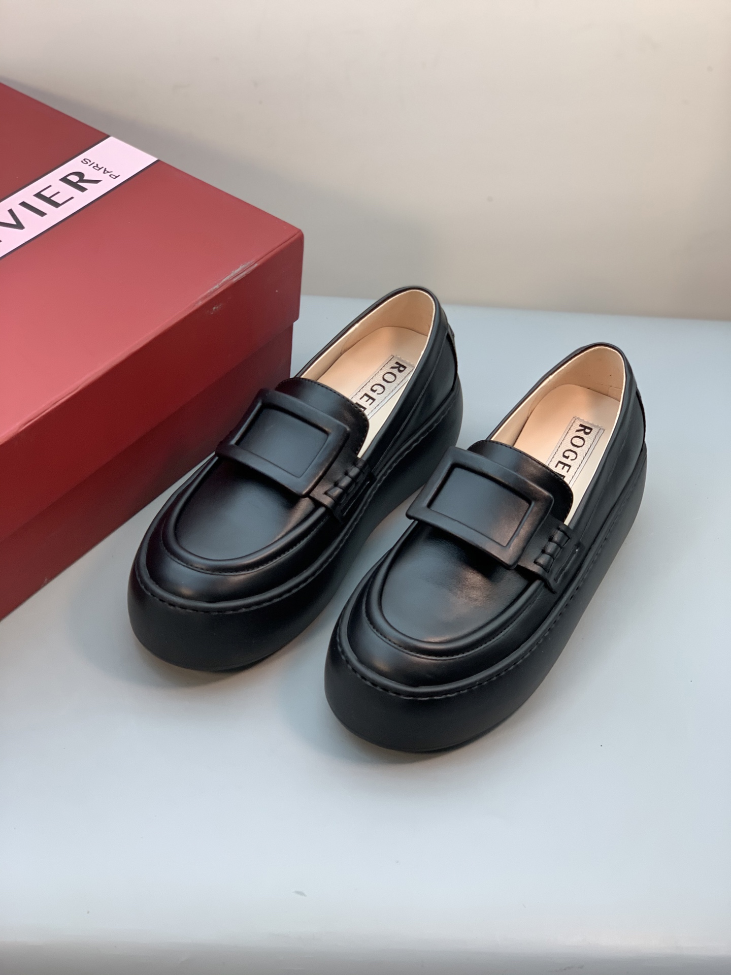 NO:590025,RV2026SS new thick-soled square buckle loafers are the best purchasing channel!  Two square buckles, a classic style that you can wear with your eyes closed!  The 5cm thick rubber foam sole is super comfortable!  Material: Imported calfskin surface, with its own luster, the leather is quite soft, sheepskin lining and feet!  These are the kind of good shoes that won’t scratch your feet easily!  Code number 35-39 regular code,,loafers,cowhide,sheepskin19860909RV2026SS新款厚底方扣乐福鞋 最代购渠道！两款方扣,闭眼入的经典款！ 5cm厚底橡胶发泡底超级舒服啊！ 材质进口小牛皮面,自带光泽感,皮质相当柔软,羊皮内里、垫脚！是那种不容易磨脚的好鞋子！ 码数35-39正码,,loafers,cowhide,sheepskin,Men's shoes