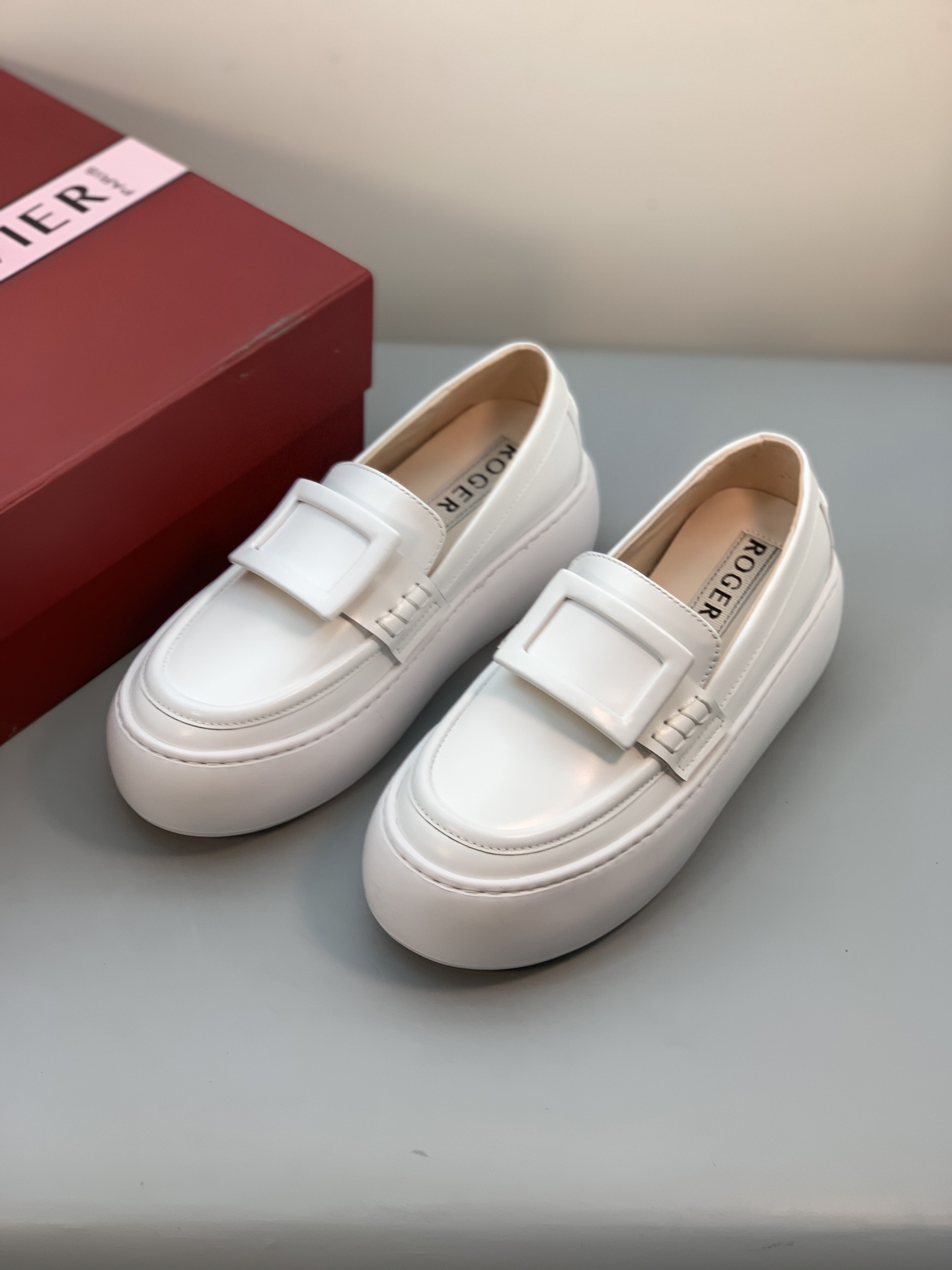 NO:589986,RV2026SS new thick-soled square buckle loafers are the best purchasing channel!  Two square buckles, a classic style that you can wear with your eyes closed!  The 5cm thick rubber foam sole is super comfortable!  Material: Imported calfskin surface, with its own luster, the leather is quite soft, sheepskin lining and feet!  These are the kind of good shoes that won’t scratch your feet easily!  Code number 35-39 regular code,,loafers,cowhide,sheepskin19860909RV2026SS新款厚底方扣乐福鞋 最代购渠道！两款方扣,闭眼入的经典款！ 5cm厚底橡胶发泡底超级舒服啊！ 材质进口小牛皮面,自带光泽感,皮质相当柔软,羊皮内里、垫脚！是那种不容易磨脚的好鞋子！ 码数35-39正码,,loafers,cowhide,sheepskin,Men's shoes