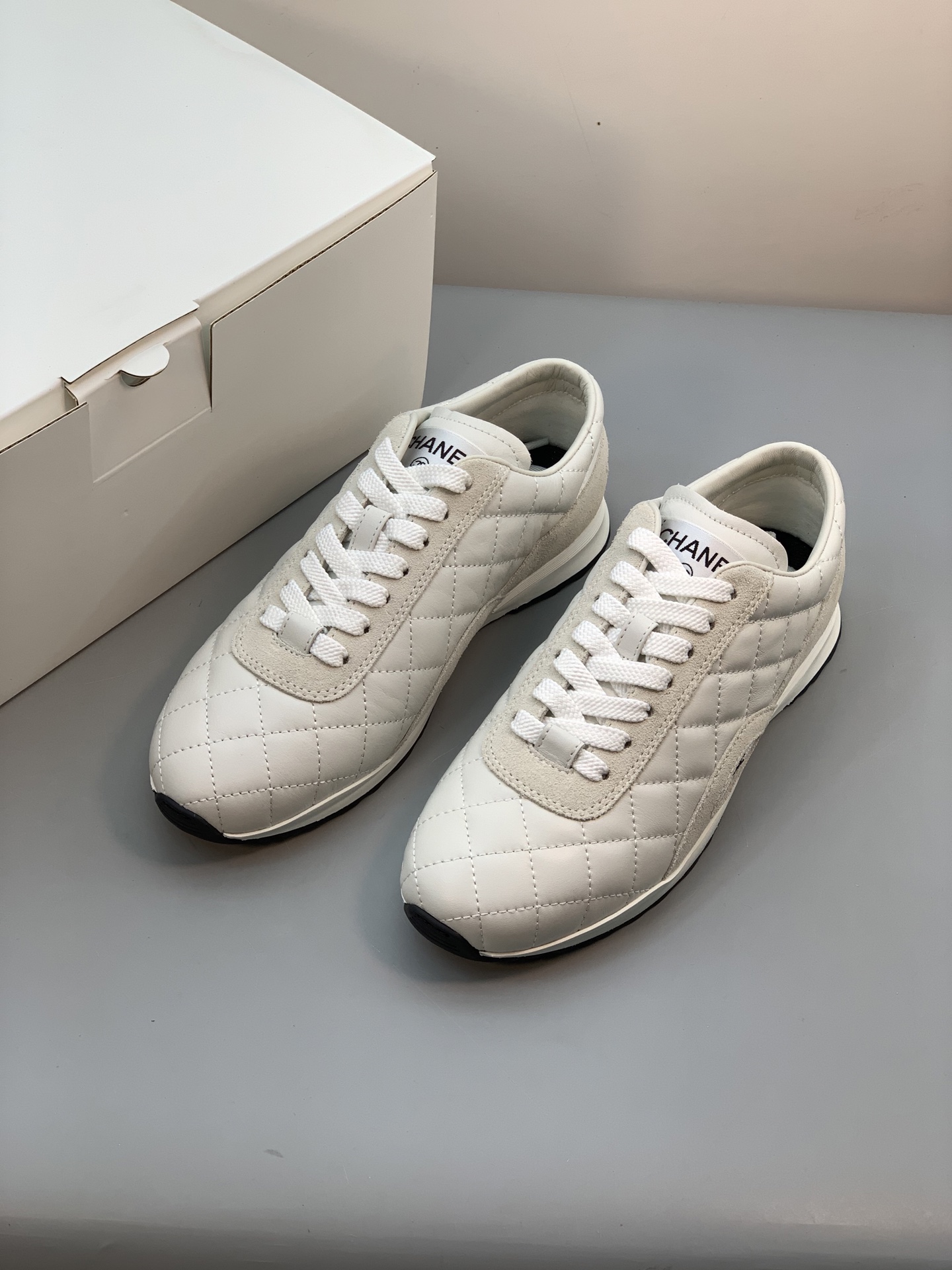 NO:653361,The top version of Chanel made in Guangdong, small fragrant sheepskin rhombus sneakers, Chanel's hidden hot-selling metallic color tennis shoes!  The pure raw lambskin is super soft, and the big tongue is the soul of this shoe!  The whole shoe is made from pure original channel materials!  Exclusive zp private model outsole!  Sheepskin upper, sheepskin lining and super soft terry cloth, rubber molded outsole, heel height 2.5C, size 35-40, casual shoes/sports shoes, chanel, chanel, chanel, sneakers, sheepskin19860909莞产顶级版本 Chanel 香奈儿 小香羊皮菱格运动鞋 香家隐藏大爆款金属配色网球鞋！纯原小羊皮超级软,大大的鞋舌是这款鞋的灵魂！整鞋纯原渠道材料！独家zp私模大底！ 鞋面羊皮 内里垫脚采用羊皮＋超柔软毛巾布 大底橡胶模具大底 跟高2.5C 码数35-40,休闲鞋/运动鞋,chanel,chanel,chanel,sneakers,sheepskin,Women's Shoes