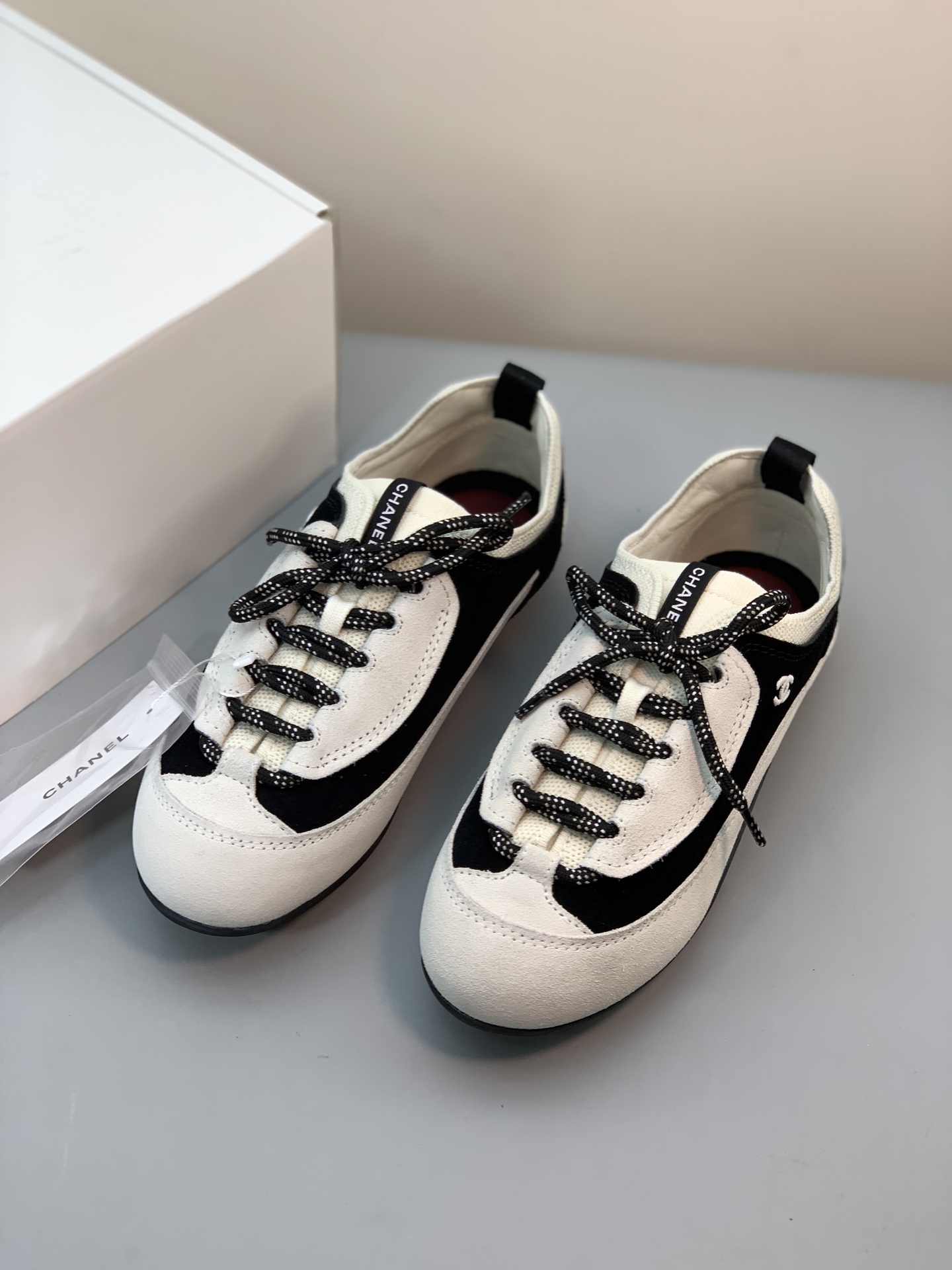 NO:922011,The top version produced in Wanguan - CHANEL Chanel Xiaoxiang early autumn new sports shoes, moral training shoes, sneakers, 26A Centipede selected shoes - the hottest casual shoes. I call this pair of casual shoes soft fufu 'lazy fat head fish'. The material is suede stitched with cowhide. There is an embroidered Xiaoxiang logo on the side of the foot. The polka-dot shoelaces are very nice, and the black and white colors echo~  The panda color scheme has won my heart. Whether it’s black or white, it’s worth buying whenever you see it. It is indeed the best-selling style this season. In terms of matching, straight-leg pants are suitable for all wardrobes!  I’ve been wearing it for many days now, so I can wear it with whatever I want!  Upper cow suede/cowhide, lining sheepskin, sole original molded TPU outsole, size 35-40, casual shoes/sports shoes, chanel, chanel, sneakers, cowhide, sheepskin, chamois leather19860909莞产顶级版本—— CHANEL 香奈儿 小香早秋新款运动鞋 德训鞋 帮球鞋,26A蜈蚣精选鞋大全-最火热的休闲鞋篇 我称这一双休闲鞋为软软fufu“懒人胖头鱼”材质是麂皮拼接牛皮,脚口侧边有一个刺绣的小香logo波点鞋带挺好看的,黑白两个色呼应～ 熊猫的配色,深得我心,不管是黑色还是白色,只要遇见了都是可以值得入手的～属实是这一季最热销的款了,搭配方面直筒裤天菜,适配全衣柜！已经穿了好多天了～随便怎么搭都行！ 鞋面牛反绒/牛皮 内里绵羊皮 鞋底原版开模TPU大底 码数35-40,休闲鞋/运动鞋,chanel,chanel,sneakers,cowhide,sheepskin,chamois leather,Women's Shoes